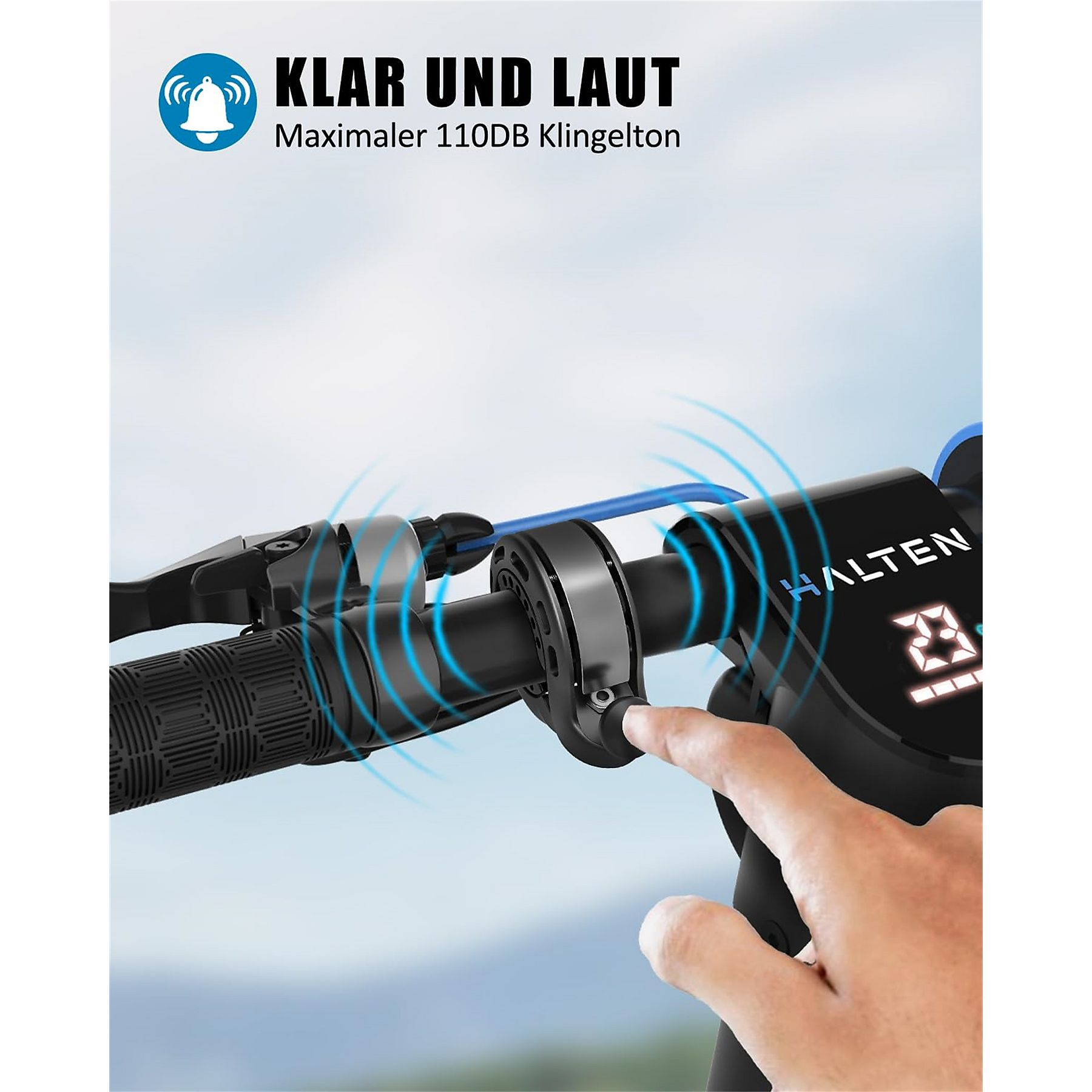 Hand drückt einen Knopf am Lenker eines Rollers. Text: 'KLAR UND LAUT' mit einem Glockensymbol.