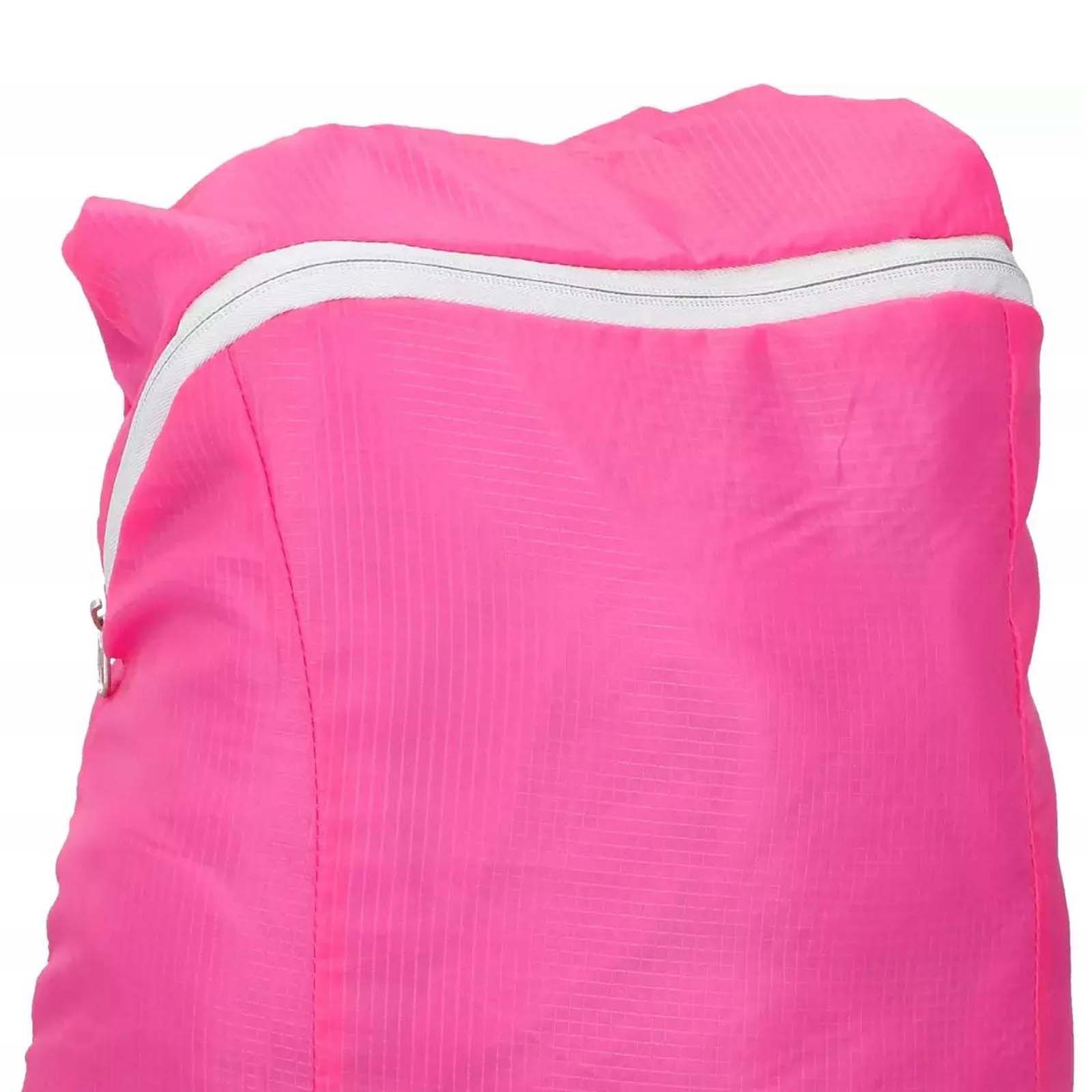 Uno zaino rosa acceso, con cerniera bianca. Il tessuto ha un aspetto strutturato, leggermente a coste. Lo sfondo è bianco.