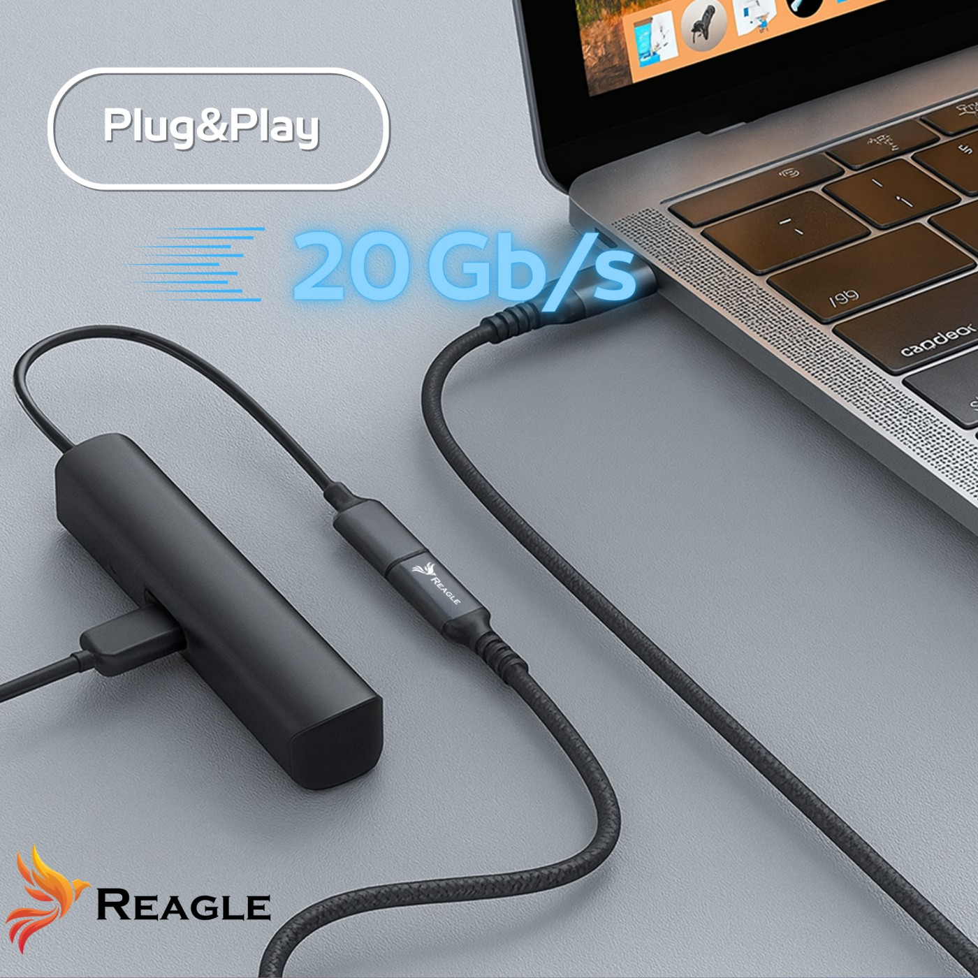 Czarny hub i kabel podłączone do laptopa. Tekst brzmi 'Plug&Play' i '20 Gb/s'. Widoczna jest marka 'REAGLE'.