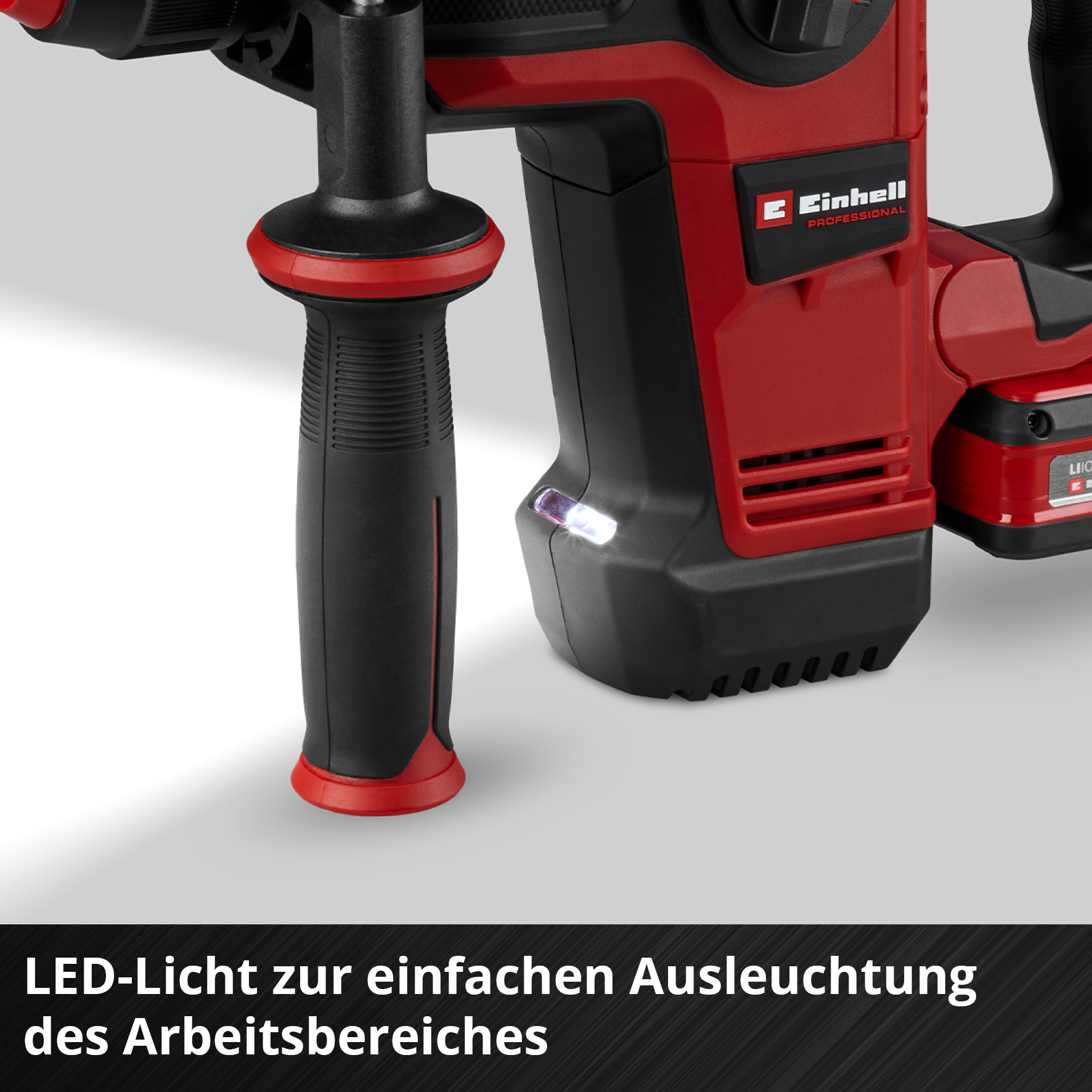 Roter und schwarzer Elektroschrauber mit LED-Licht. Der Bohrer hat einen Griff und einen roten Akzent. Der Markenname ist sichtbar.