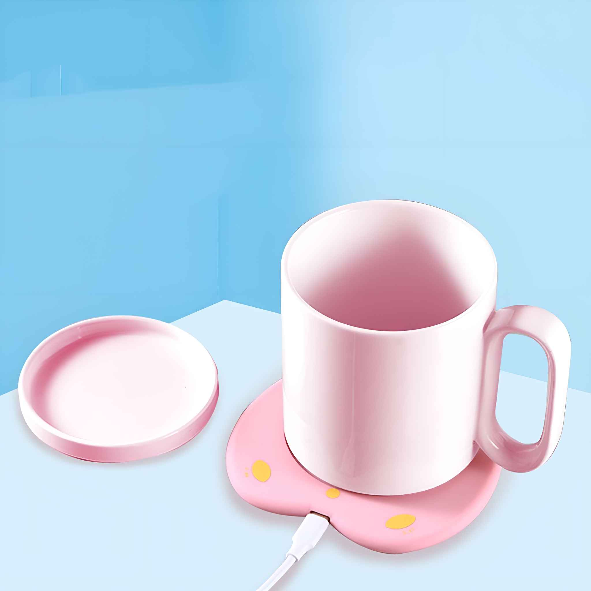 Eine rosa Tasse steht auf einem rosa Wärmer mit Deckel. Der Hintergrund ist blau und weiß.