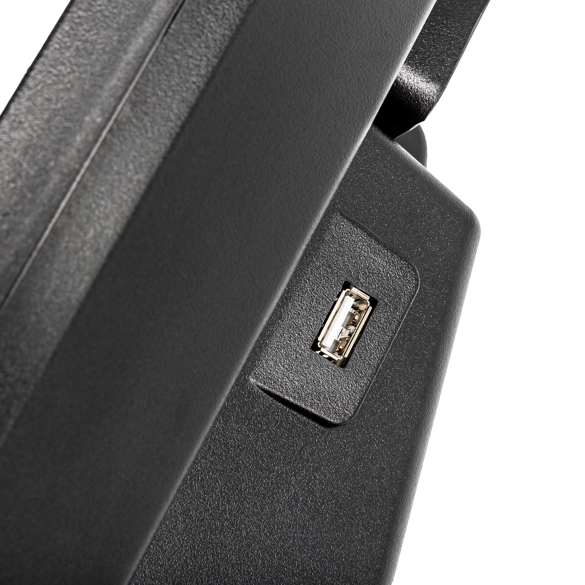 Nahaufnahme eines schwarzen Geräts mit USB-Anschluss. Der Anschluss ist silber. Der Hintergrund ist weiß.