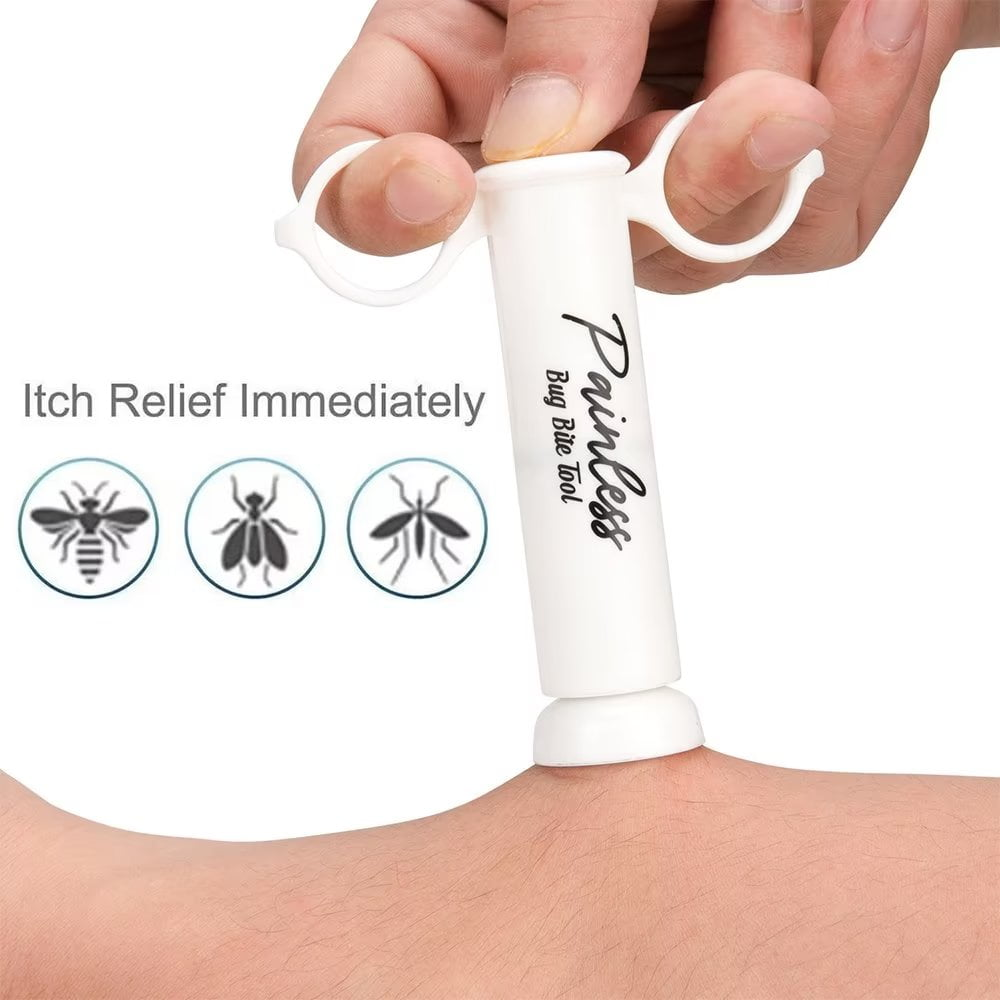 Ein weißes Insektenstichwerkzeug wird auf einen Arm gedrückt. Das Werkzeug hat einen Griff und die Worte 'Painless Bug Bite Tool'.