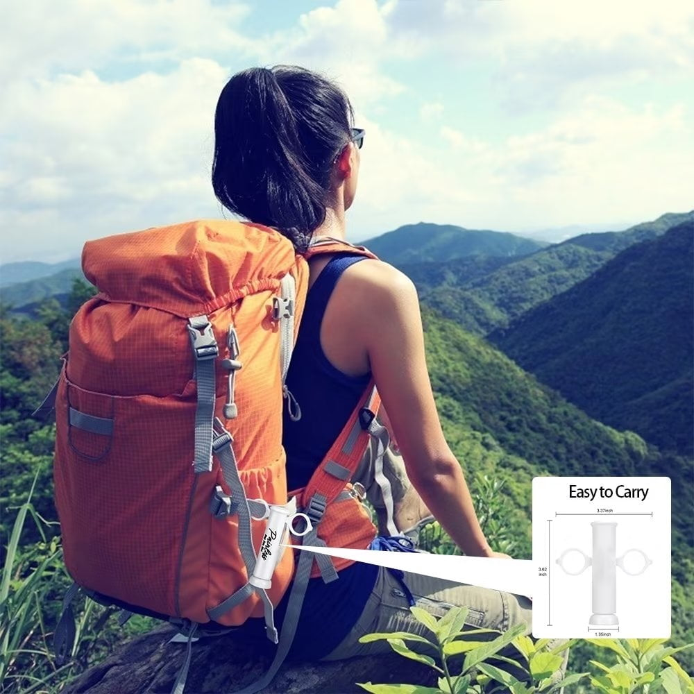 Eine Frau mit Rucksack blickt auf Berge. Ein orangefarbener Rucksack, ein weißes Accessoire und ein Diagramm sind vorhanden.