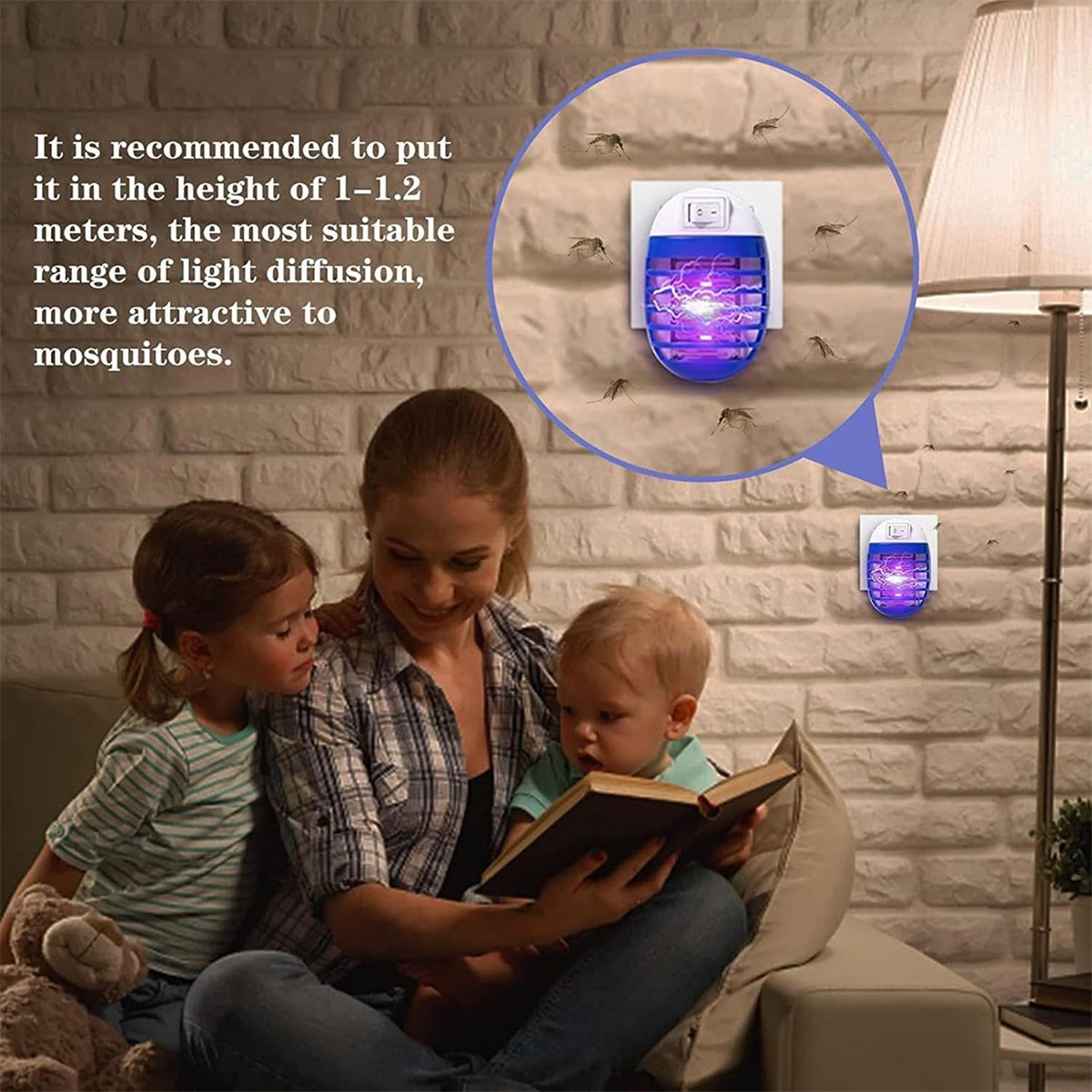 Eine Frau und zwei Kinder lesen ein Buch. Eine Moskitofalle hängt an der Wand. Das Bild enthält Text über die Wirksamkeit der Falle.