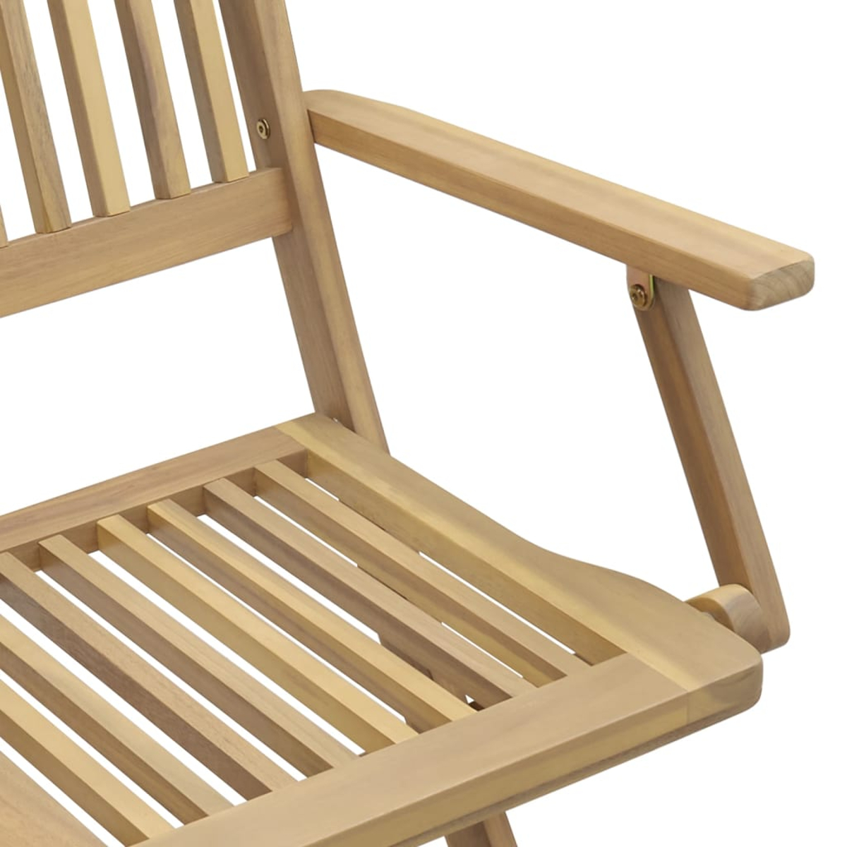 Nahaufnahme eines Holzklappstuhls. Der Stuhl hat eine Sitzfläche und eine Rückenlehne aus Latten. Die Armlehne ist sichtbar. Das Holz ist hellbraun.