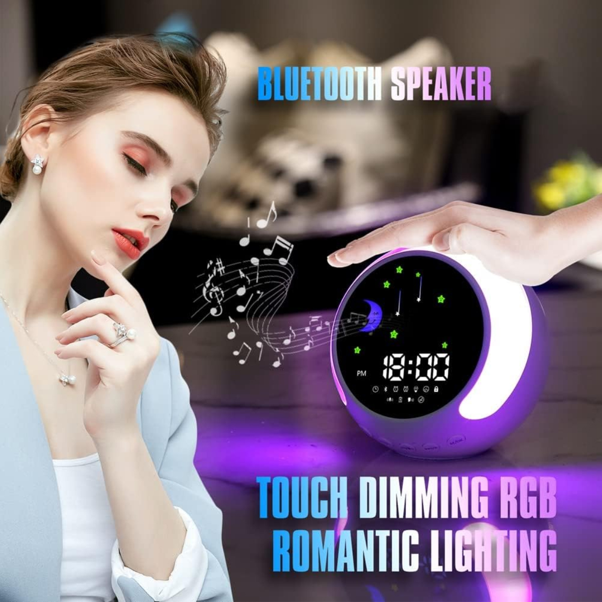 Eine Frau berührt einen lila Wecker. Die Uhr zeigt die Zeit an. Auf dem Bild steht 'Bluetooth-Lautsprecher' und 'Touch Dimming RGB Romantic Lighting'.