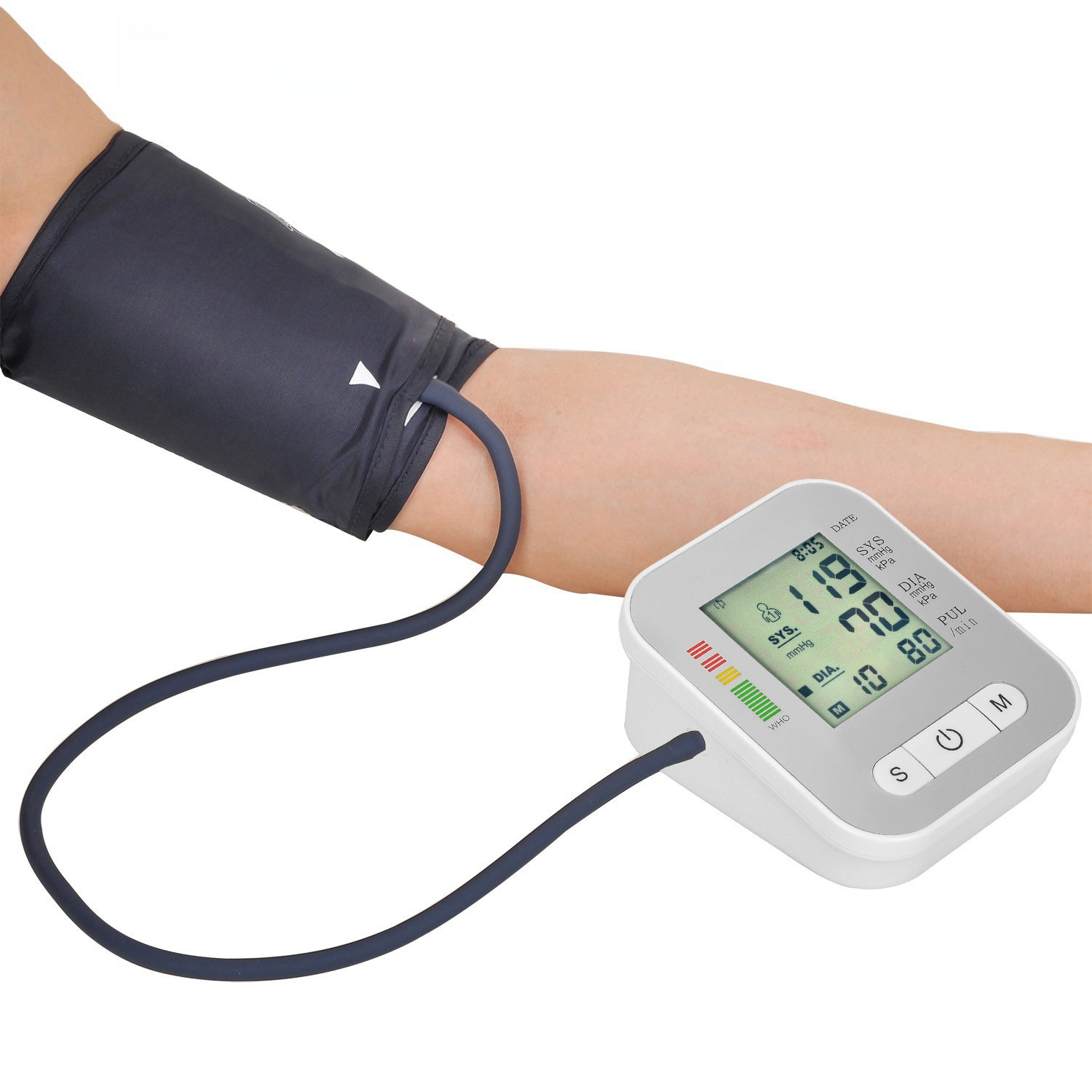 Der Arm einer Person mit einer Blutdruckmessmanschette. Das Messgerät zeigt Blutdruckwerte an. Die Manschette ist dunkelblau.