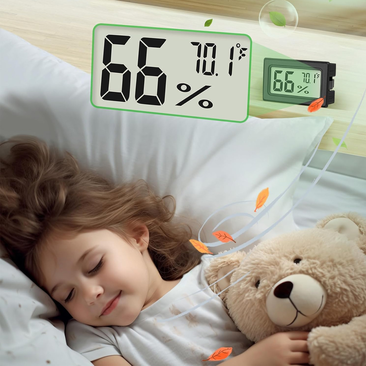 Ein Kind schläft mit einem Teddybären. Eine Digitalanzeige zeigt Luftfeuchtigkeit und Temperatur. Blätter und ein Blatt sind auf dem Bett.