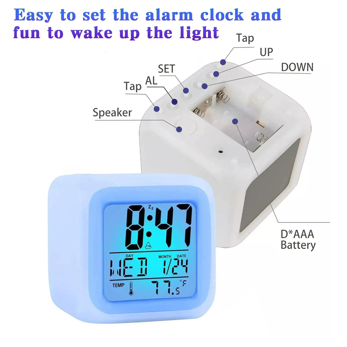 Ein digitaler Wecker mit blauem Bildschirm, der Zeit, Datum und Temperatur anzeigt. Weißes Gehäuse mit beschrifteten Knöpfen. Der Wecker befindet sich neben seinem offenen Batteriefach.