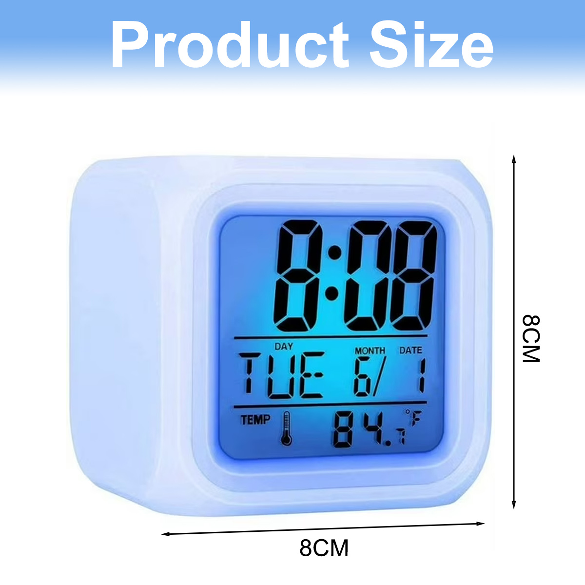 Ein digitaler Würfelwecker zeigt 0:00, Di 6/1, 84.F an. Er hat ein weißes Gehäuse und ein blaues Display. Abmessungen sind 8cm x 8cm.