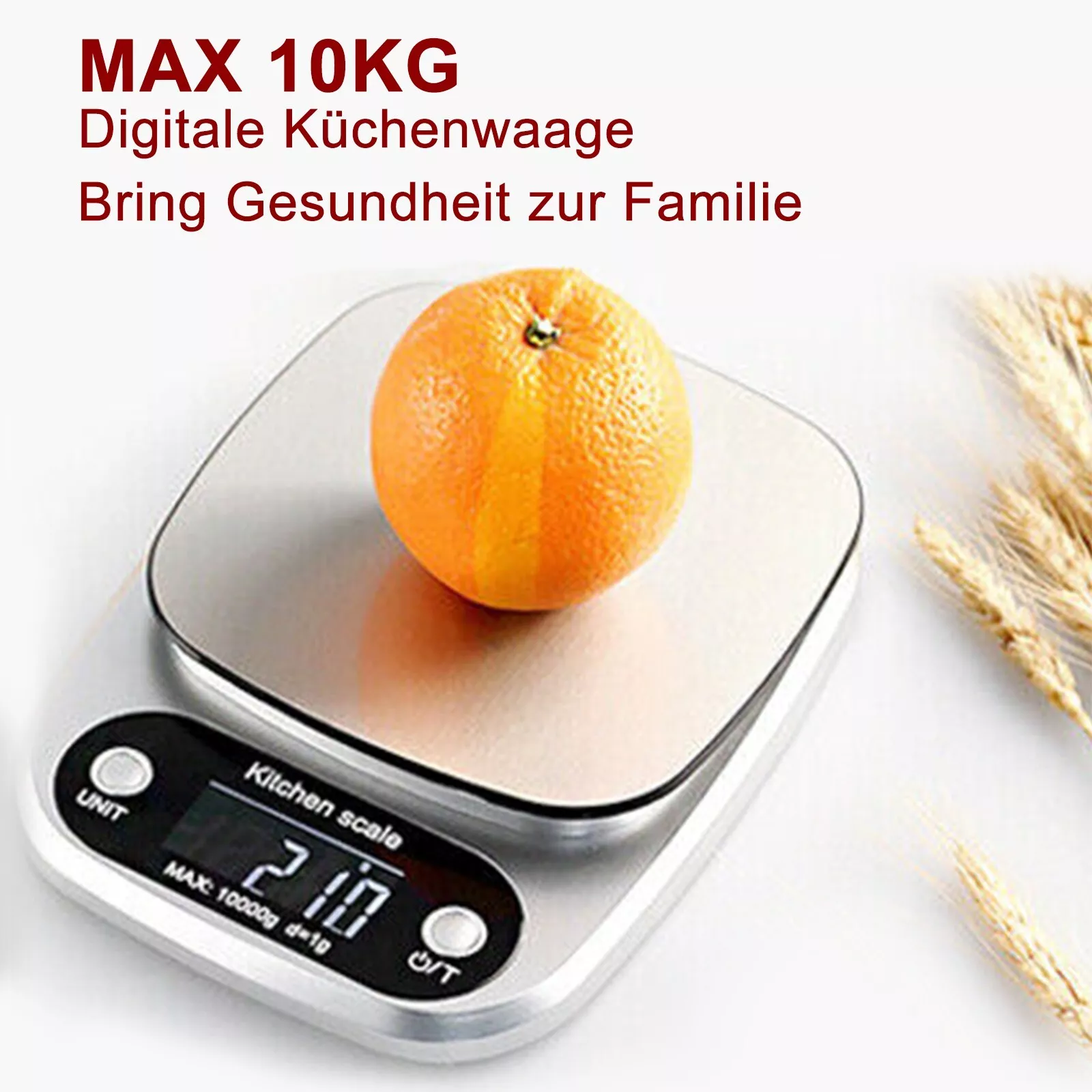 Eine digitale Küchenwaage mit einer Orange darauf. Die Waage zeigt 210 Gramm an. Weizenähren sind rechts.