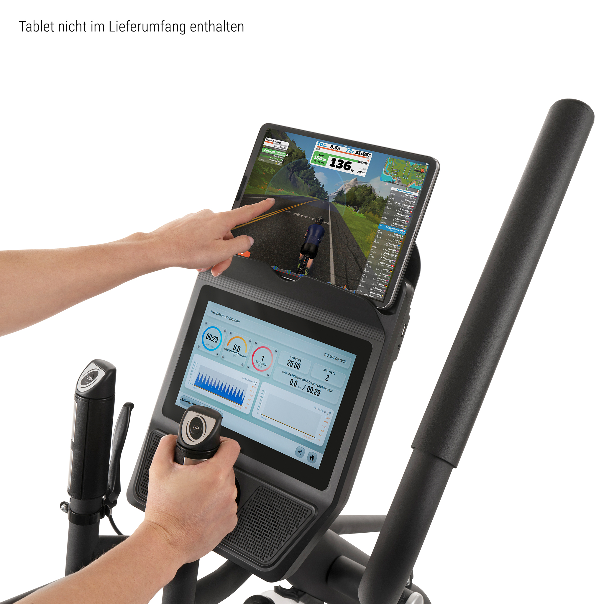Person benutzt ein Trainingsrad mit Tablet, das eine Radfahrsimulation zeigt. Das Tablet wird berührt.