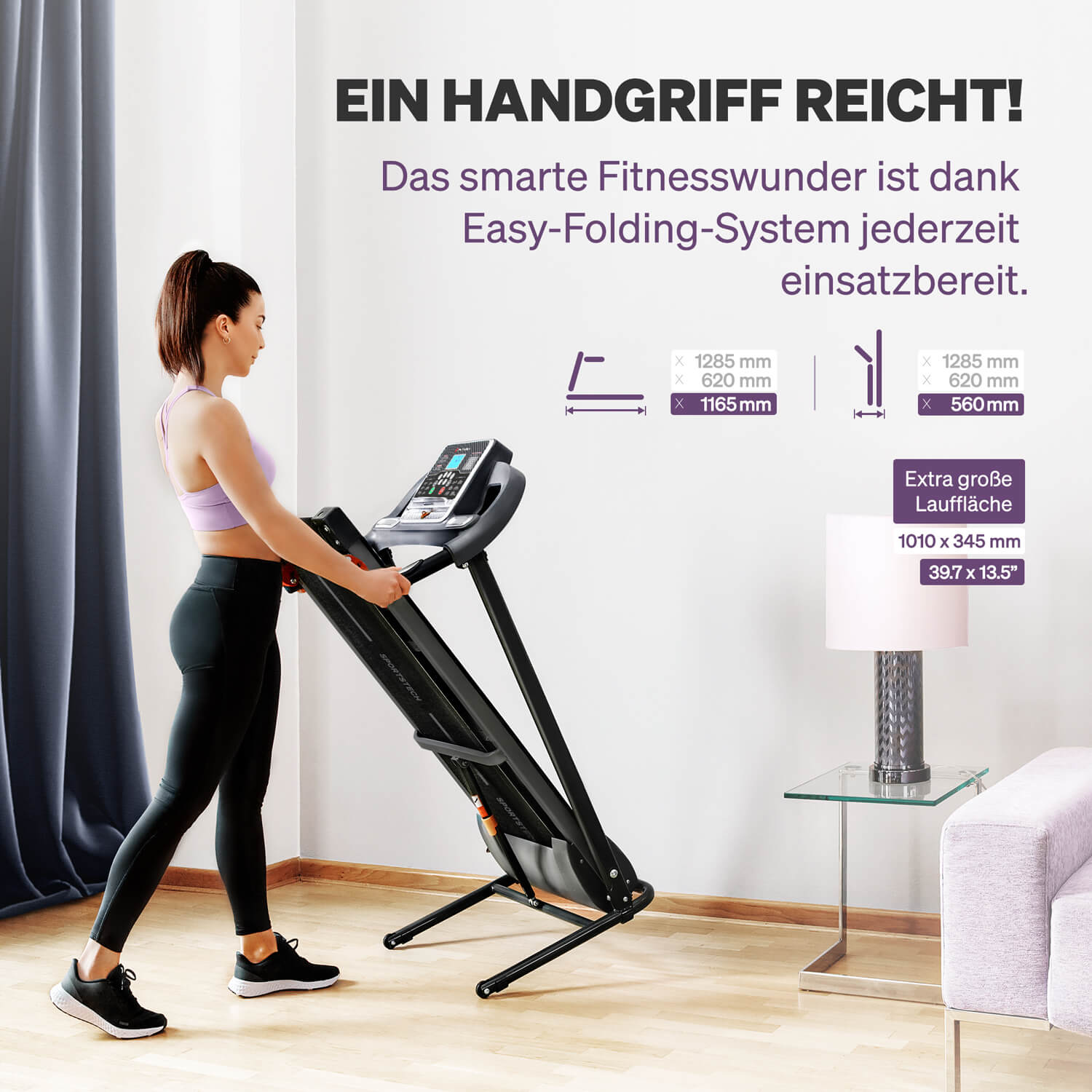 Eine Frau faltet ein Laufband. Die Szene ist in einem Raum mit einem Vorhang, einem Tisch mit einer Lampe und einem Sofa. Text ist auf Deutsch.