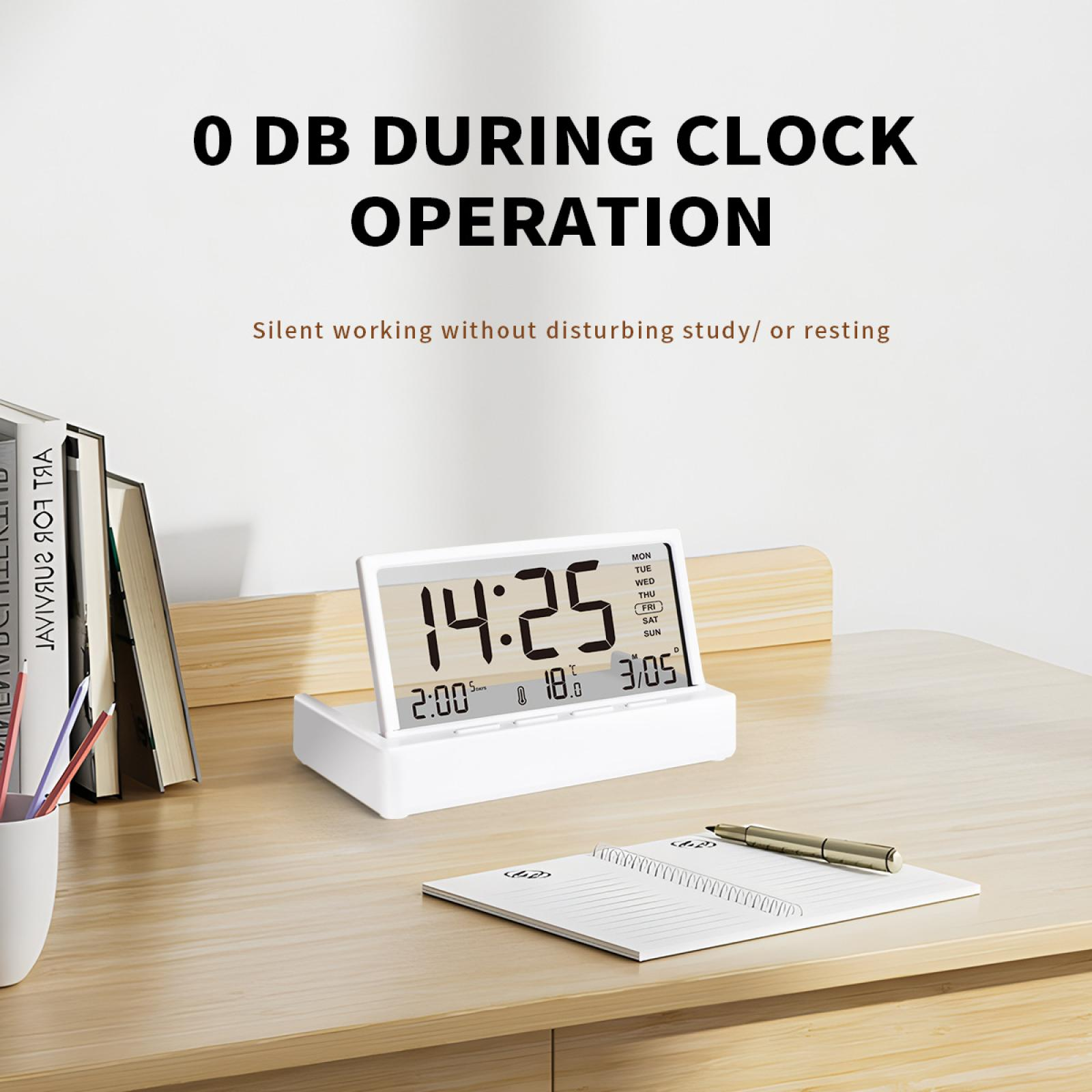 Eine Digitaluhr mit der Anzeige 14:25 steht auf einem Holztisch. Stift und Notizblock rechts. Bücher und Bleistifte links.