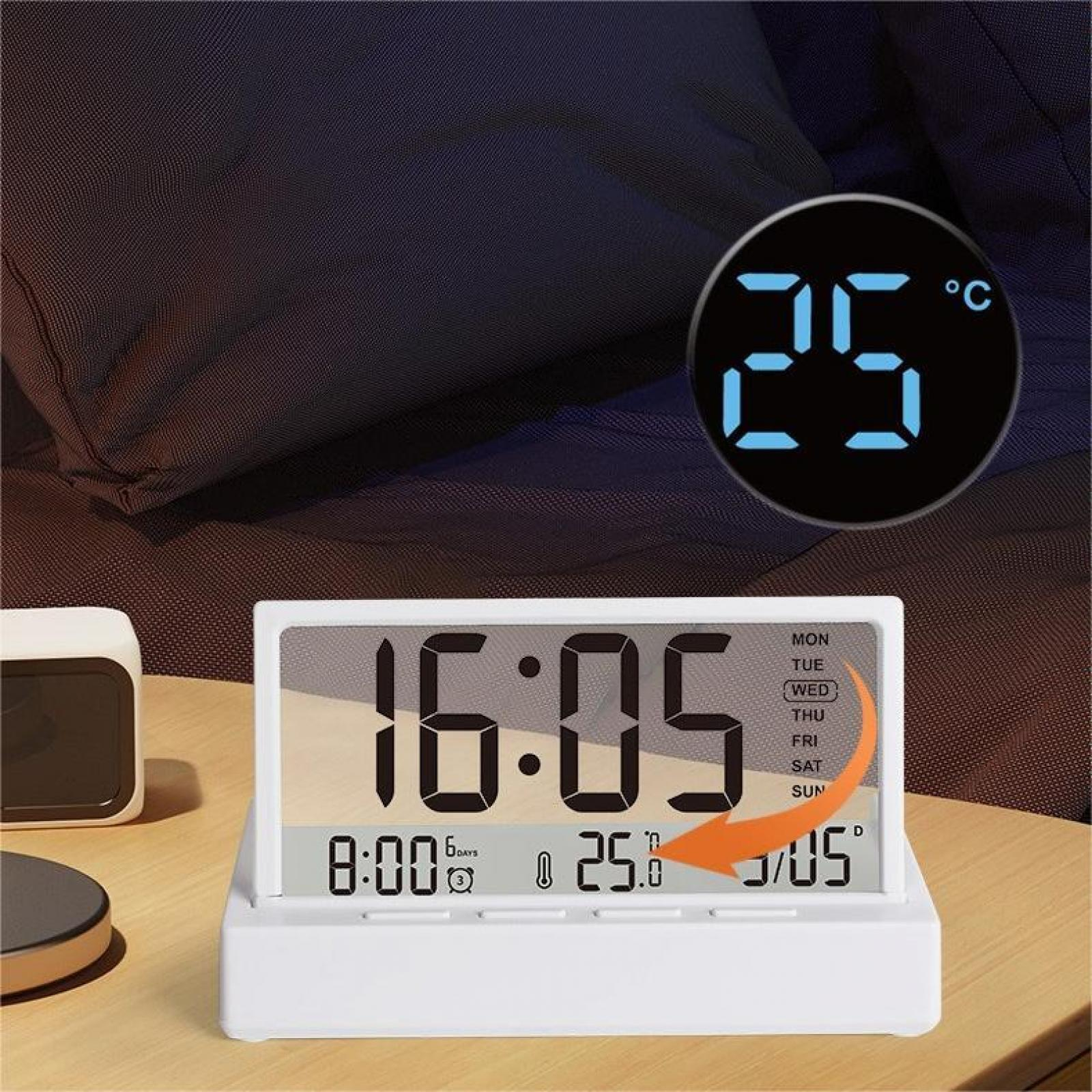 Eine Digitaluhr zeigt Uhrzeit, Datum und Temperatur an. Der Hintergrund zeigt eine dunkle, strukturierte Oberfläche.