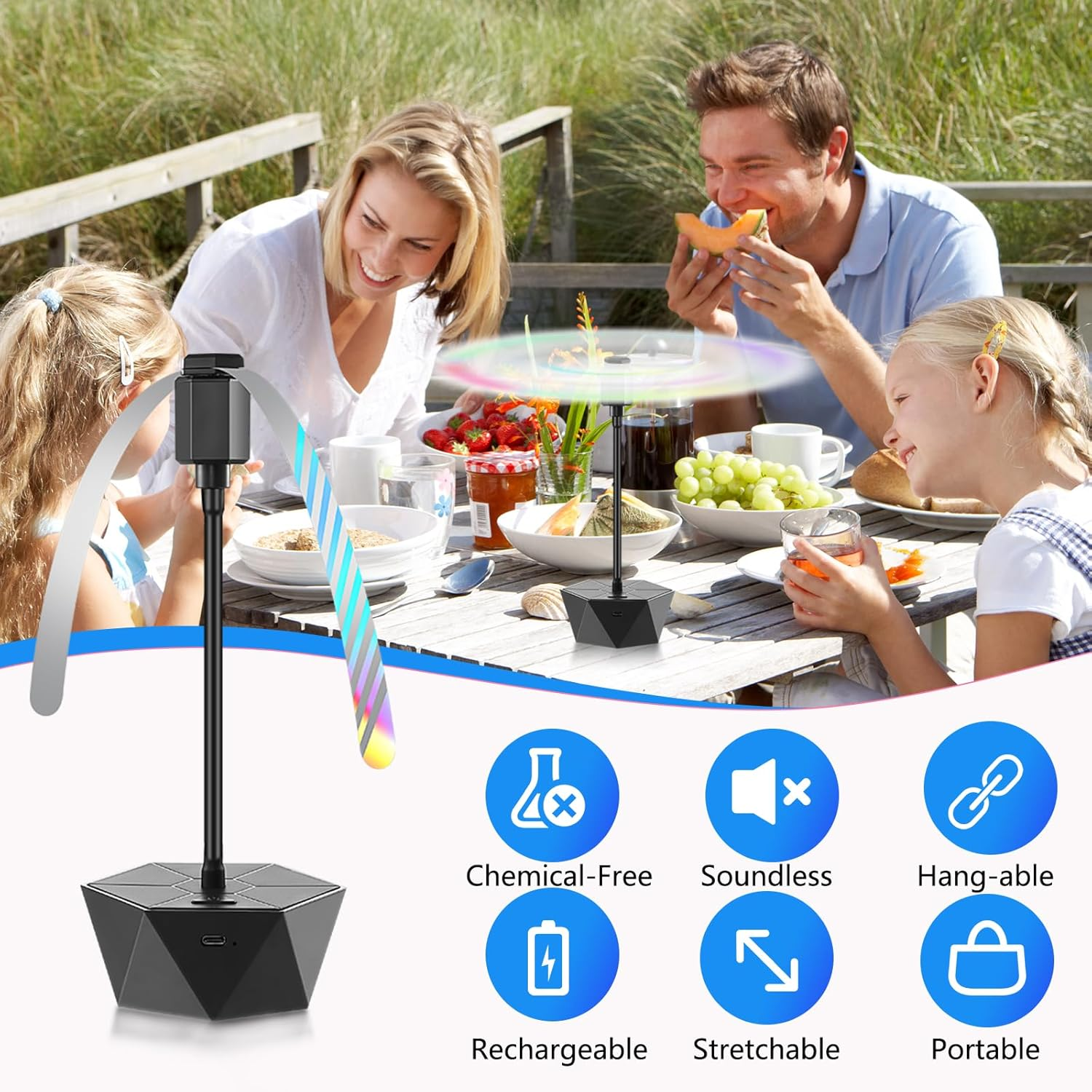 Eine Familie genießt ein Essen im Freien. Auf dem Tisch befindet sich ein Gerät mit einem sich drehenden Oberteil. Symbole für Funktionen sind ebenfalls vorhanden.