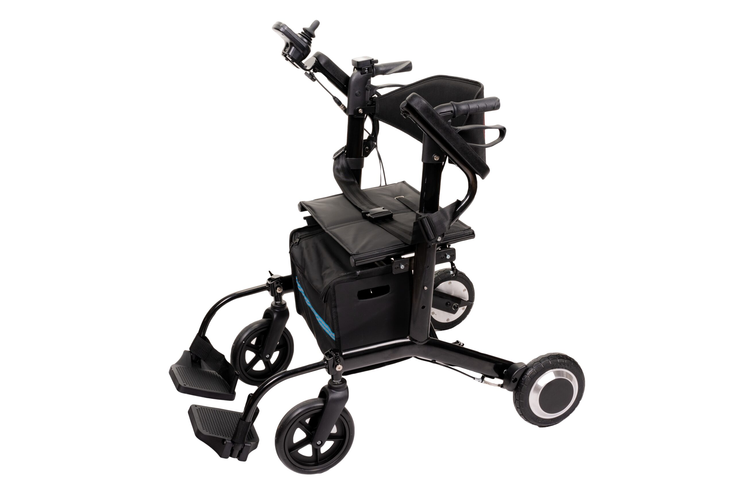 Ein schwarzer Mobilitätsscooter mit Sitz, Fußstützen und drei Rädern. Er hat einen Joystick und eine Aufbewahrungstasche.