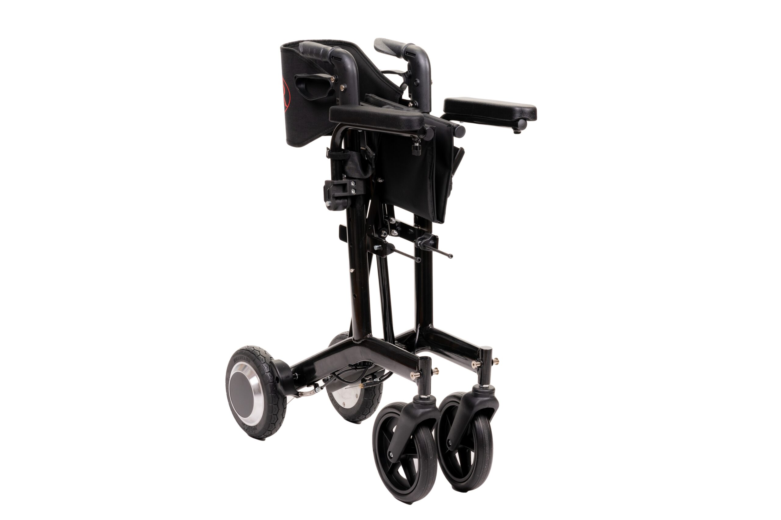 Ein schwarzer Mobilitätsroller mit mehreren Rädern. Er hat einen Sitz, Armlehnen und Griffe. Der Hintergrund ist schlicht weiß.