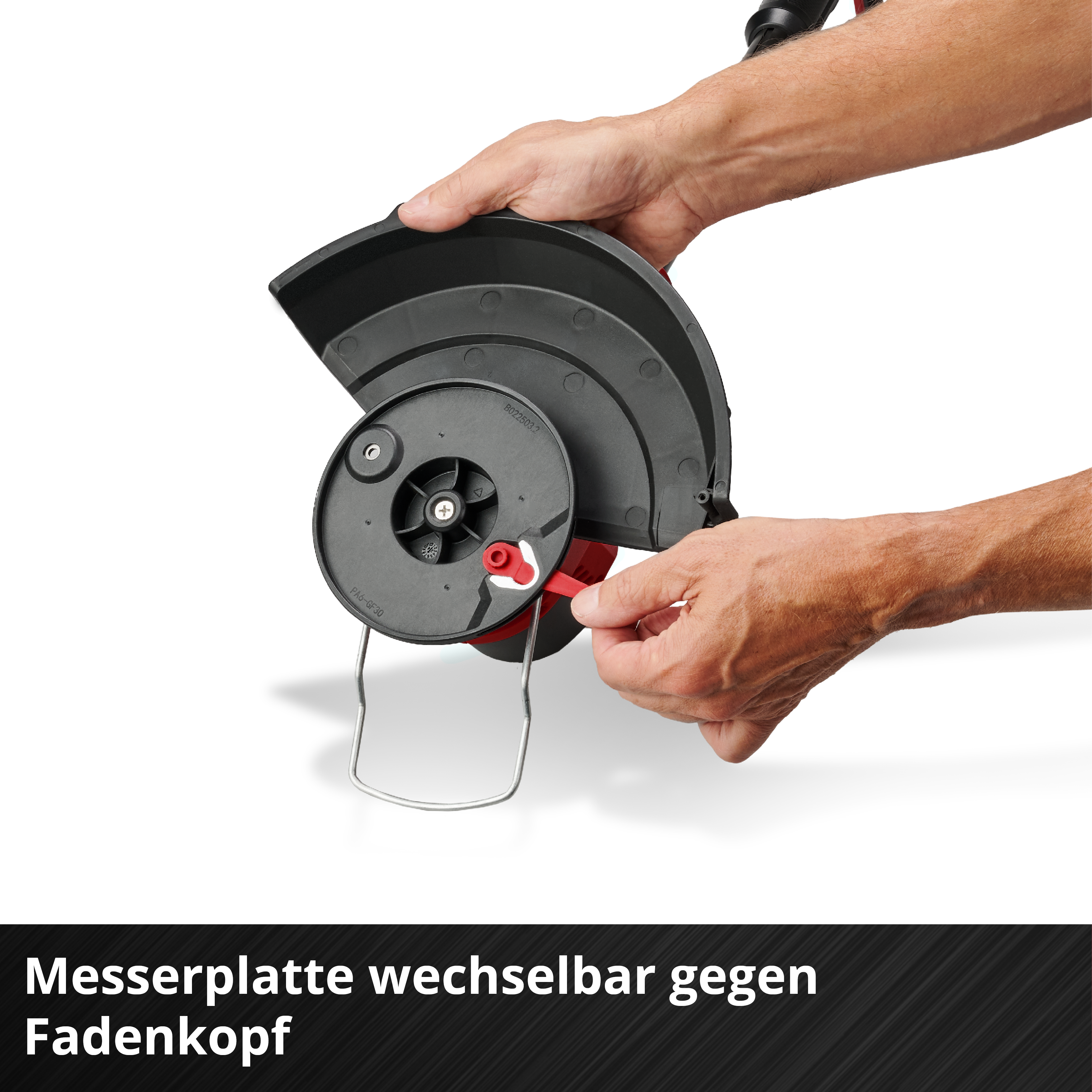 Mann hält schwarzen Rasentrimmerkopf, roter Hebel sichtbar. Weißer Hintergrund. Text: Messerplatte wechselbar gegen Fadenkopf.