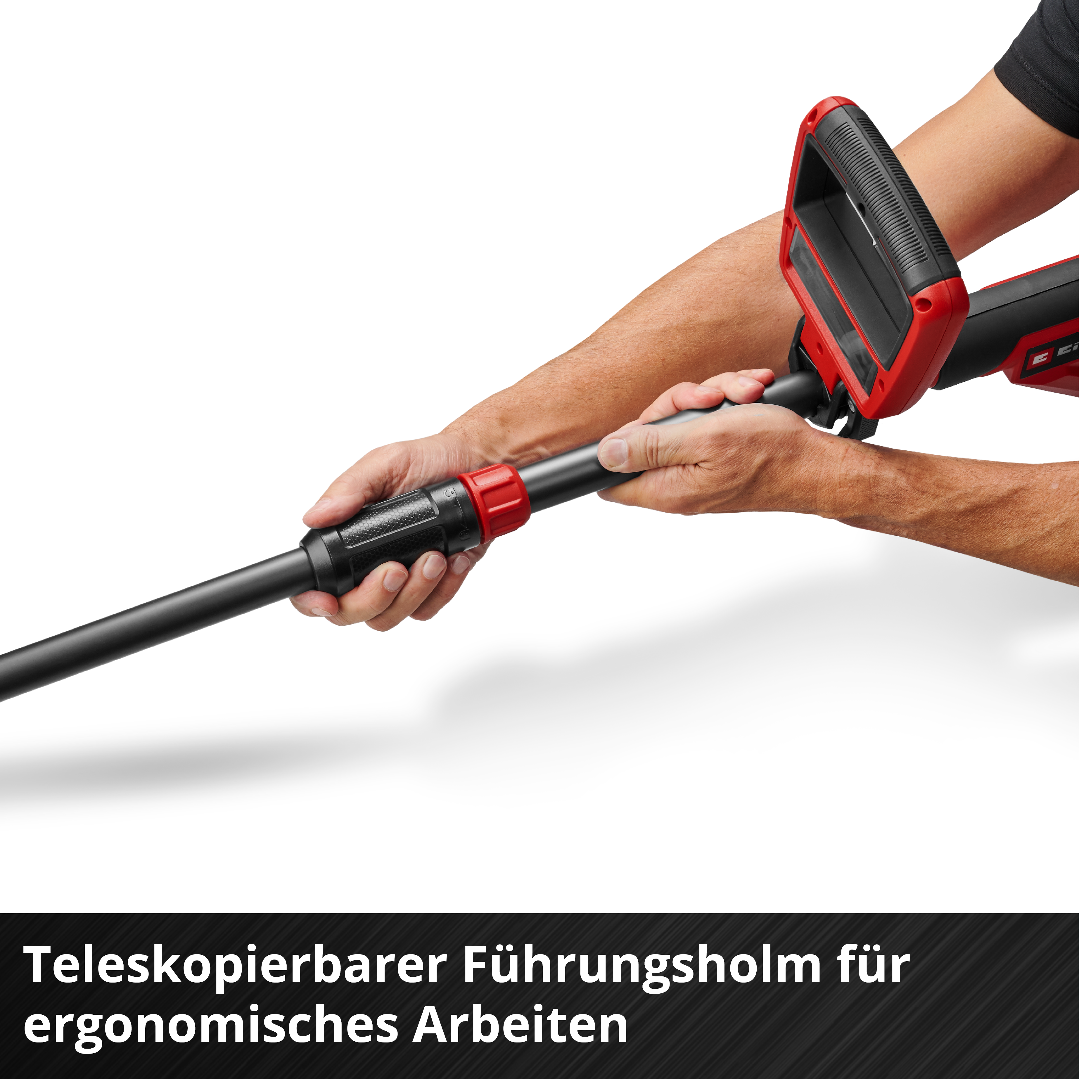 Hände halten ein schwarz-rotes Werkzeug. Das Werkzeug hat einen Teleskopgriff. Der Hintergrund ist weiß.