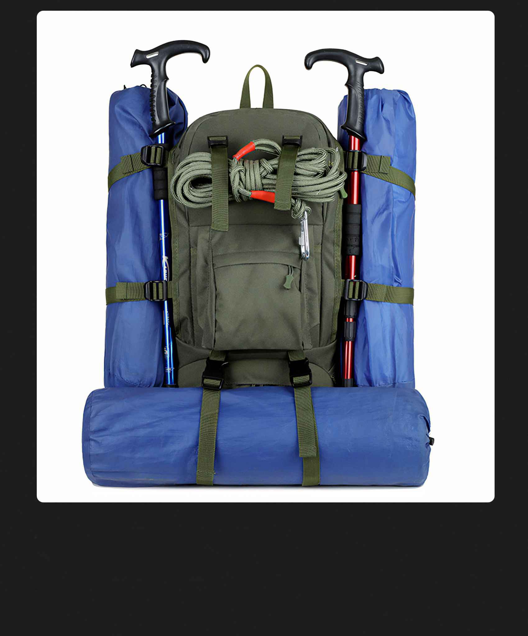 Ein grüner Rucksack mit blauem Schlafsack und Trekkingstöcken. Es ist gut gepackt und bereit für Outdoor-Aktivitäten.
