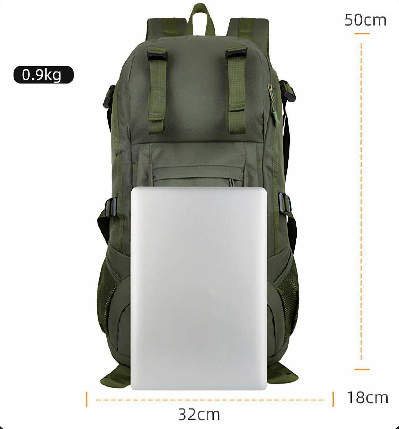 Grüner Rucksack mit Abmessungen: 32cm Breite, 18cm Tiefe, 50cm Höhe. Ein Laptop ist davor platziert. Das Gewicht beträgt 0,9 kg.