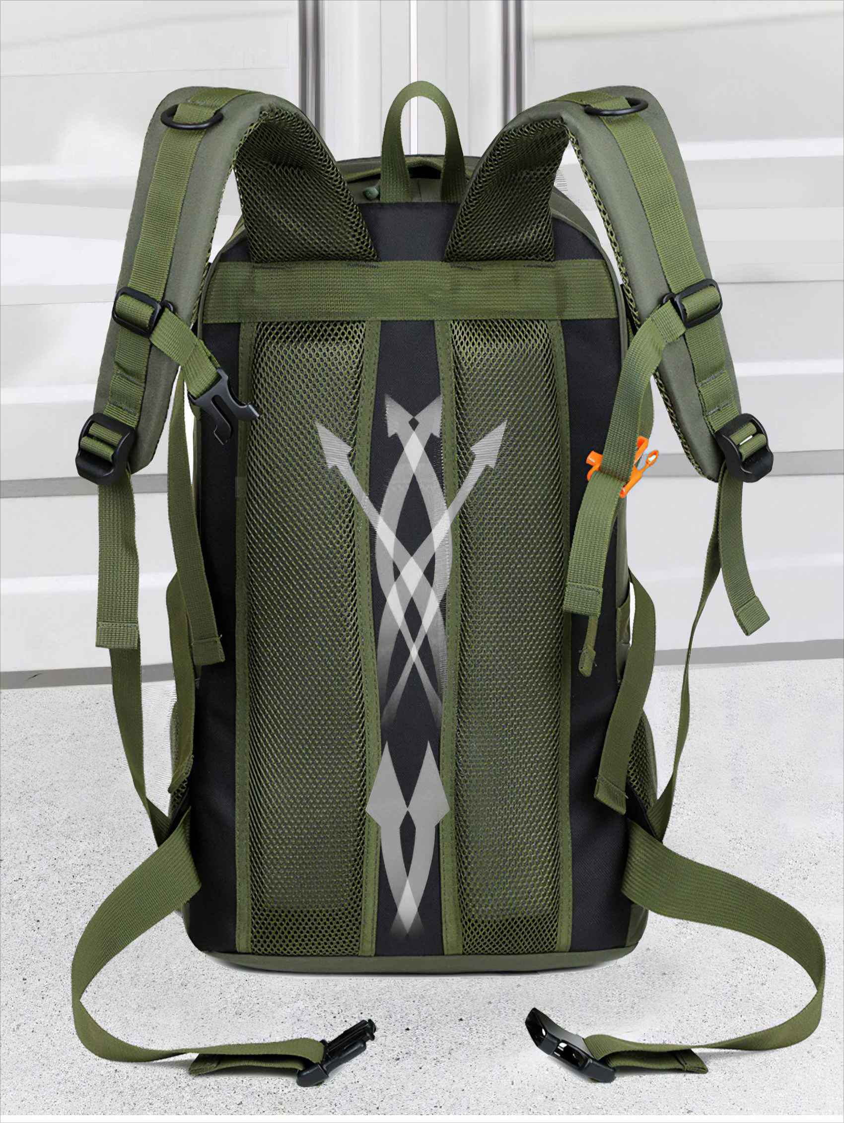 Grüner und schwarzer Rucksack mit Mesh-Rücken. Weiße Pfeile zeigen die Belüftung an. Gurte und Schnallen sind sichtbar.