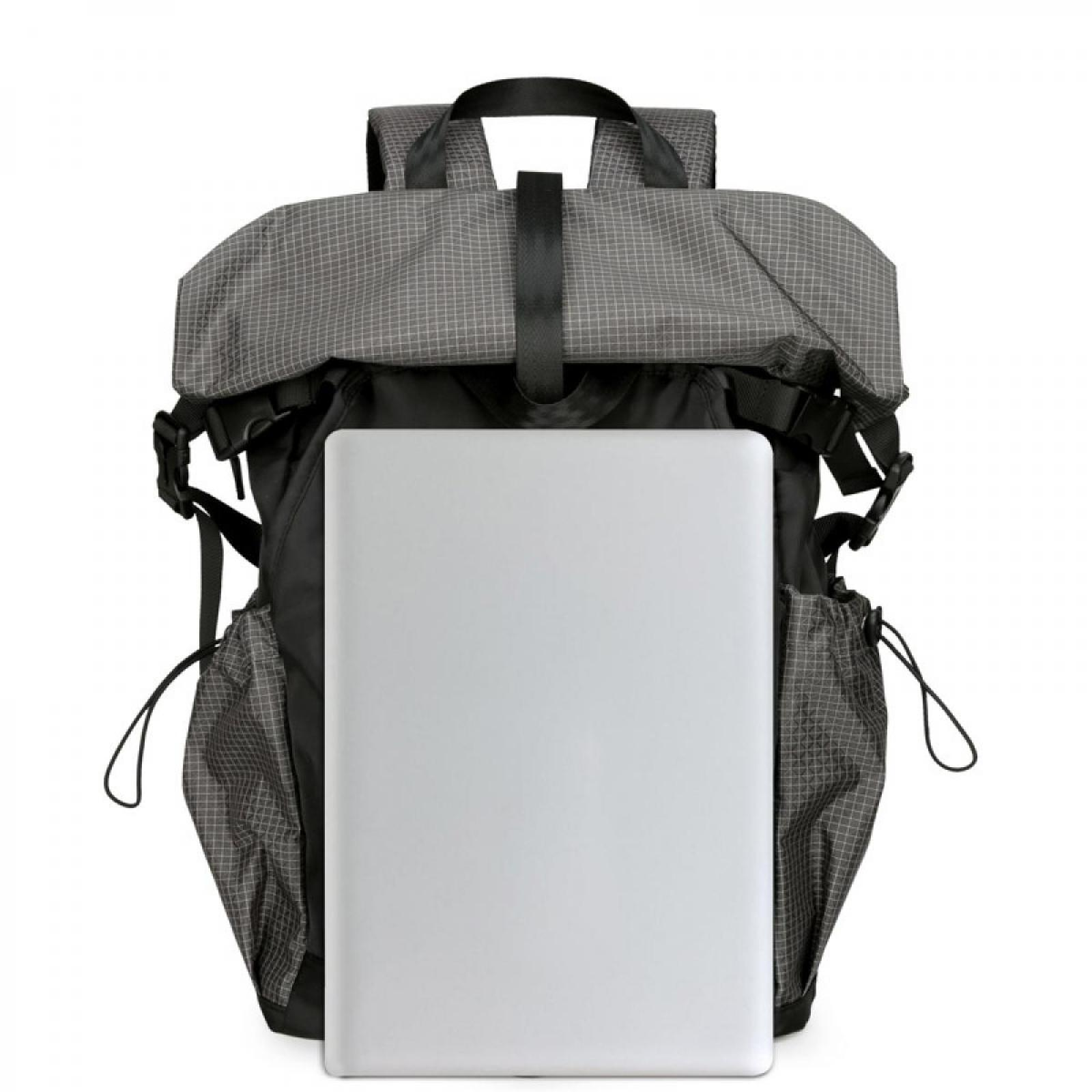 Ein grau-schwarzer Rucksack mit einem Laptop darin. Der Rucksack hat ein Gittermuster auf der oberen Klappe und den Seitentaschen.