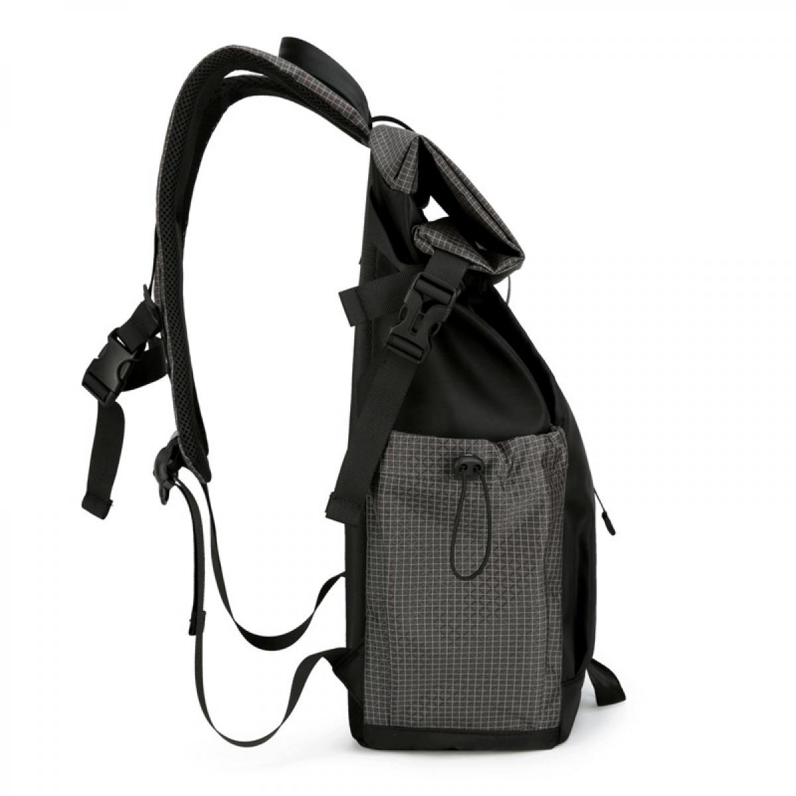 Schwarzer Rucksack mit grauer karierter Tasche. Verstellbare Träger und Schnallen sind sichtbar. Der Hintergrund ist weiß.