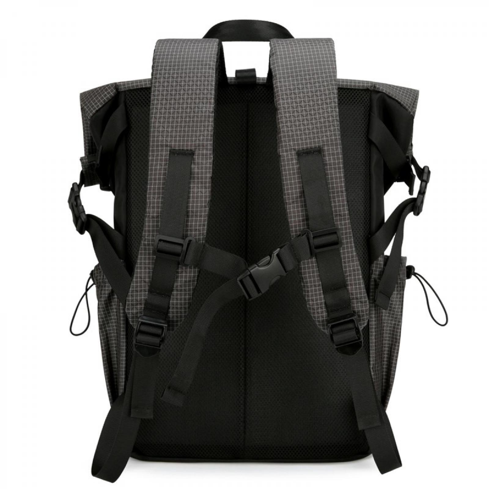 Rucksack, Rückansicht, graues Karomuster auf den Trägern, schwarze Gurte und Schnallen. Schwarzes Mesh-Rückenteil.