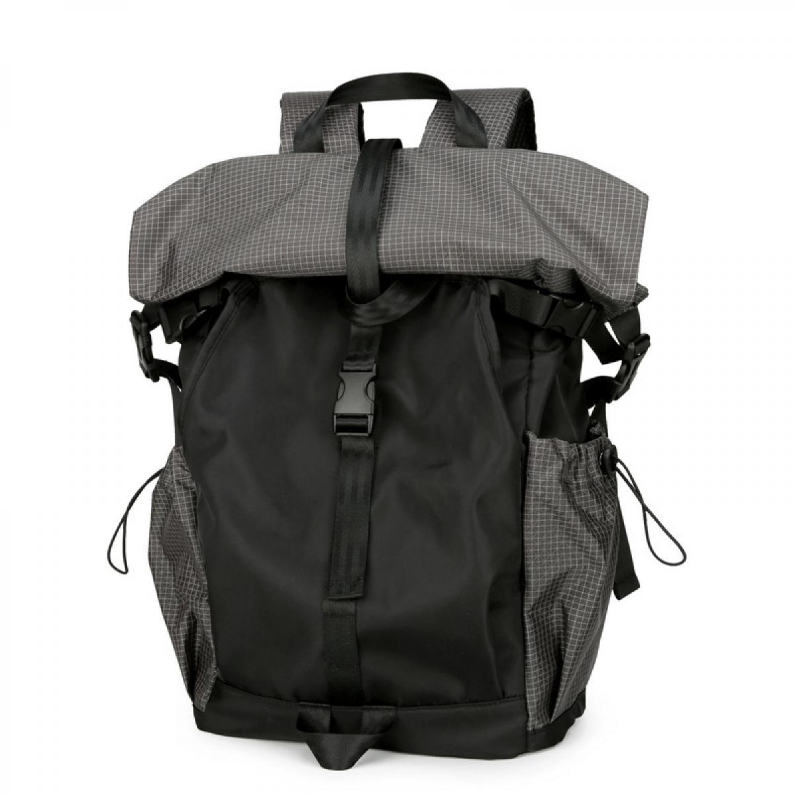 Schwarzer Rucksack mit grau kariertem Oberteil. Er hat Träger und Schnallen. Der Hintergrund ist weiß.