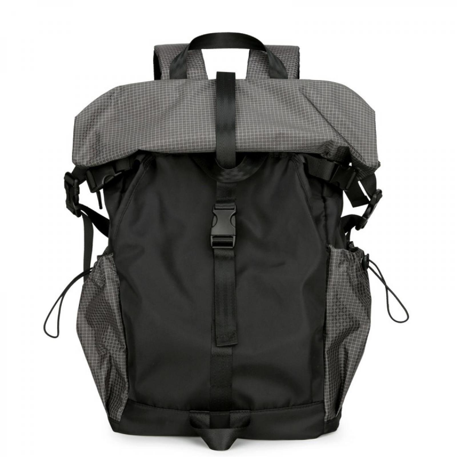 Schwarzer Rucksack mit grau kariertem oberem Teil. Er hat Seitentaschen, schwarze Riemen und einen Schnallenverschluss.