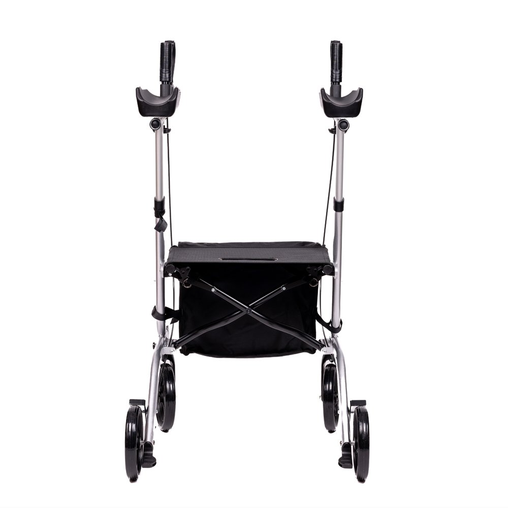 Ein silberner und schwarzer Rollator mit vier Rädern, schwarzen Griffen und einer schwarzen Aufbewahrungstasche, vor weißem Hintergrund.
