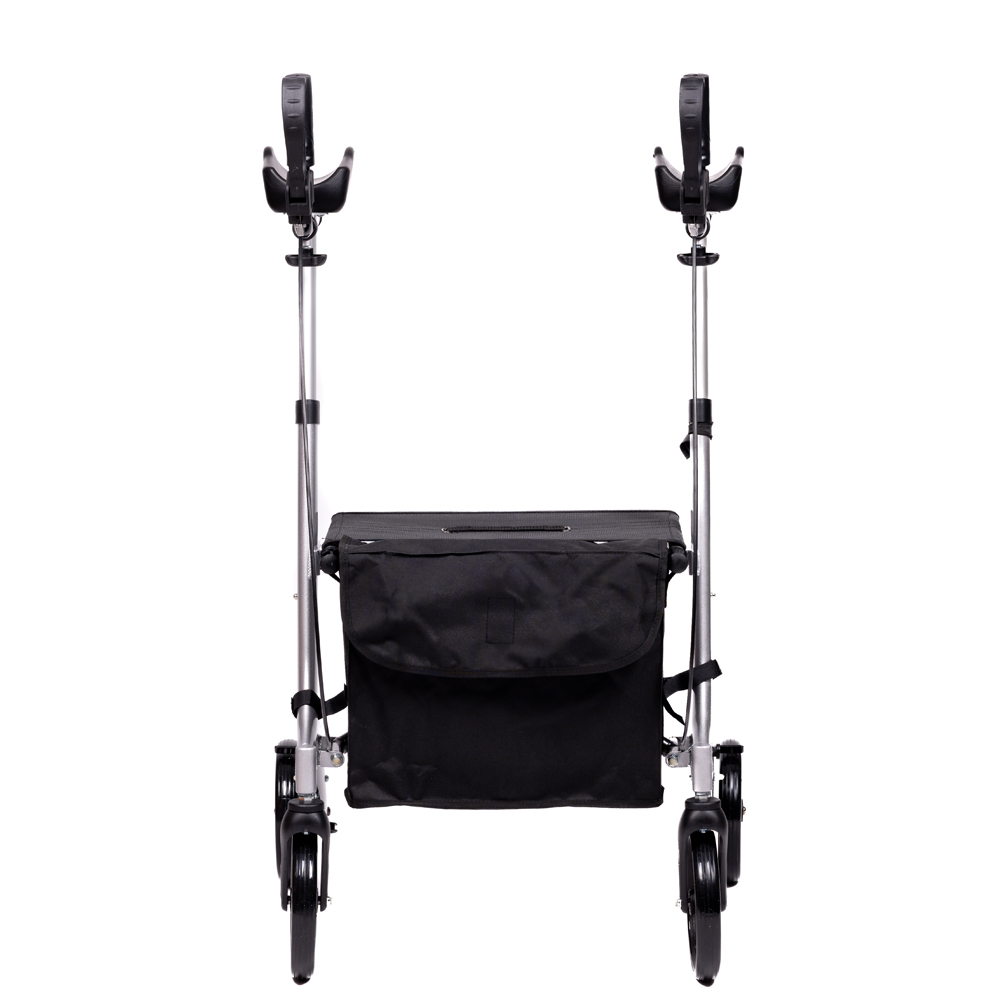 Ein silberner und schwarzer Rollator ist zentriert. Er hat eine schwarze Aufbewahrungstasche, zwei Griffe und zwei Vorderräder, alles auf weißem Hintergrund.