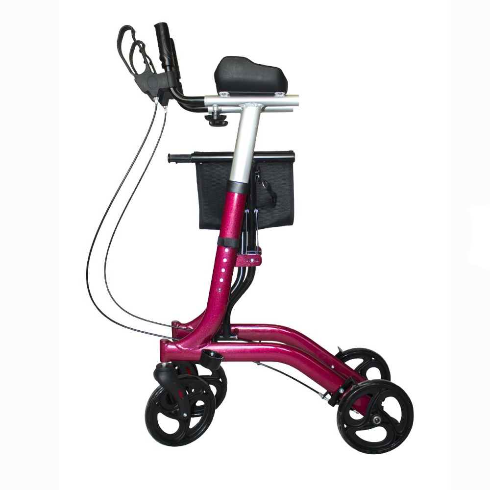 Ein bordeauxfarbener Rollator mit vier Rädern, einem schwarzen Sitz und einer schwarzen Tasche auf weißem Hintergrund.