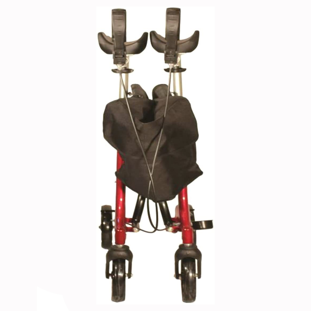 Ein rot-schwarzer Gehhilfe ist zusammengeklappt. Der Gehhilfe hat schwarze Griffe, eine schwarze Tasche und Räder. Der Hintergrund ist schlicht weiß.