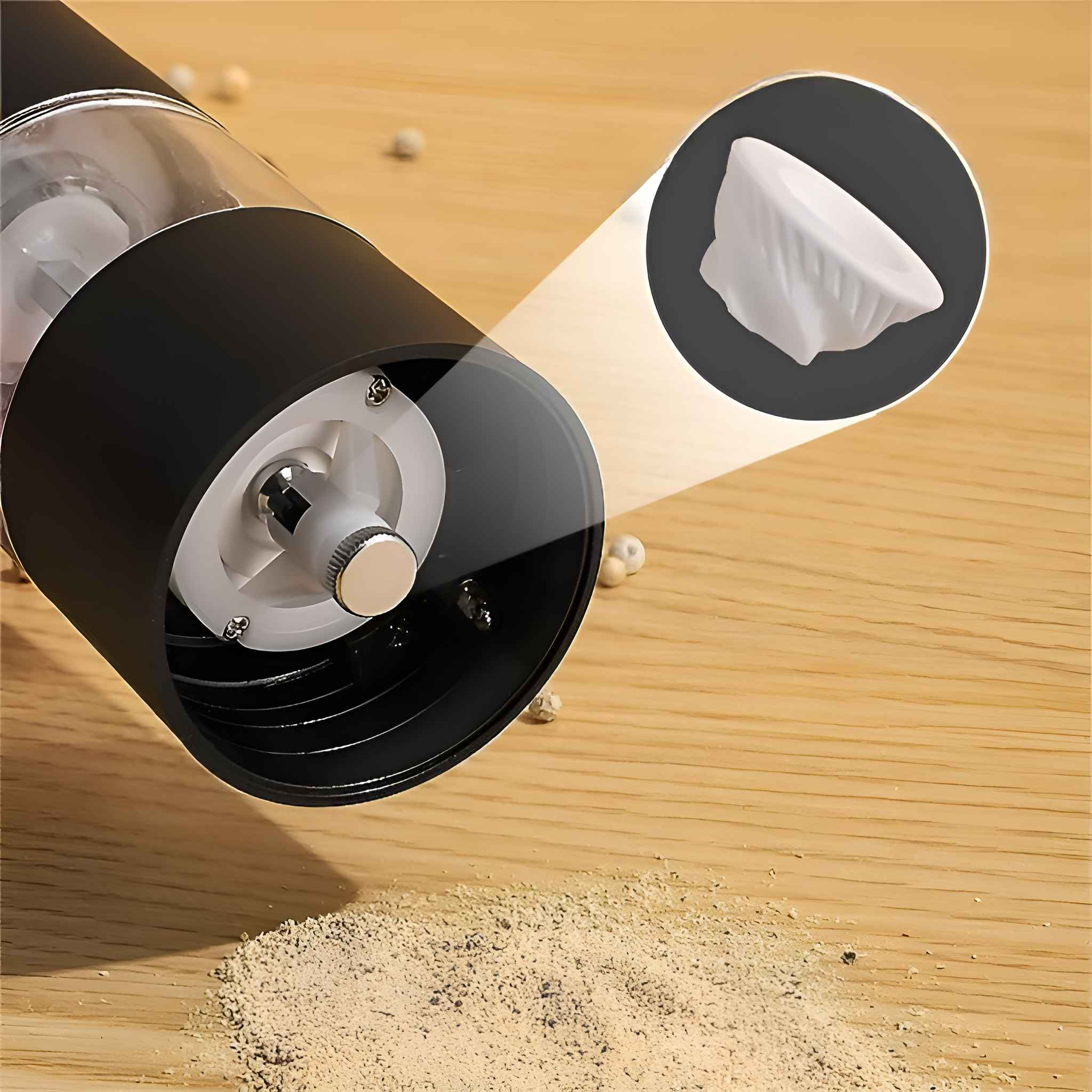 Eine Pfeffermühle mit vergrößertem weißem Teil. Pfeffer wird auf eine Holzoberfläche gemahlen. Weiße Pfefferkörner sind verstreut.