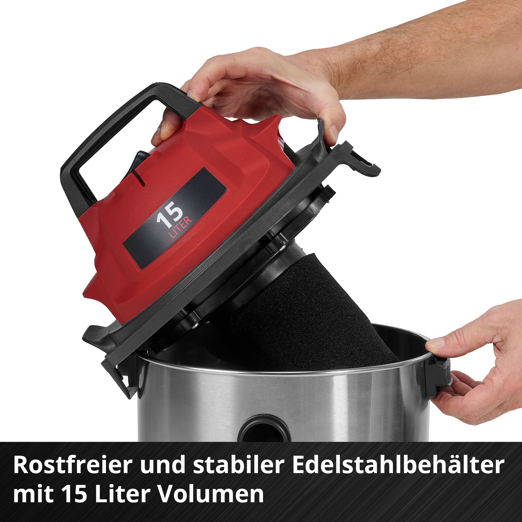 Hände montieren einen roten Staubsauger mit schwarzem Griff und silbernem Behälter. Der Staubsauger sagt '15 Liter'.