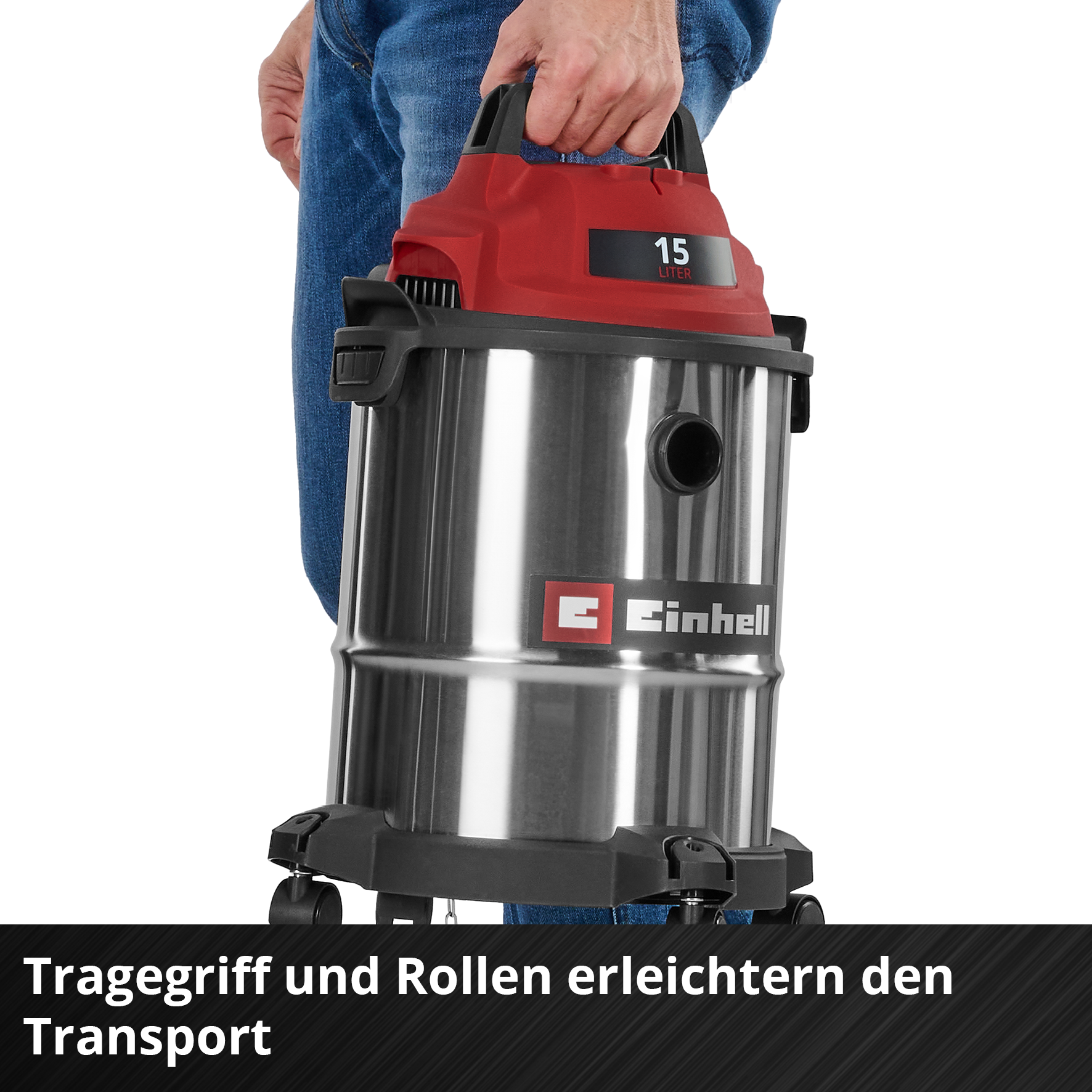 Eine Person hält einen roten und silbernen Staubsauger. Der Staubsauger hat einen Griff, und der Text "15 Liter" ist sichtbar.