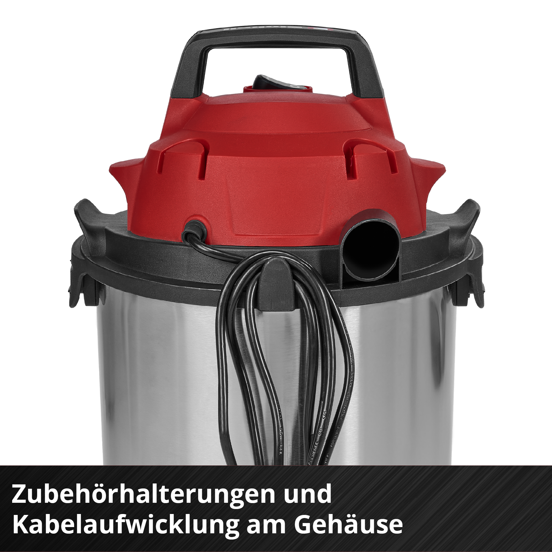 Roter und schwarzer Staubsauger. Er hat einen Griff und einen silbernen Körper. Das Kabel ist um den Körper gewickelt.