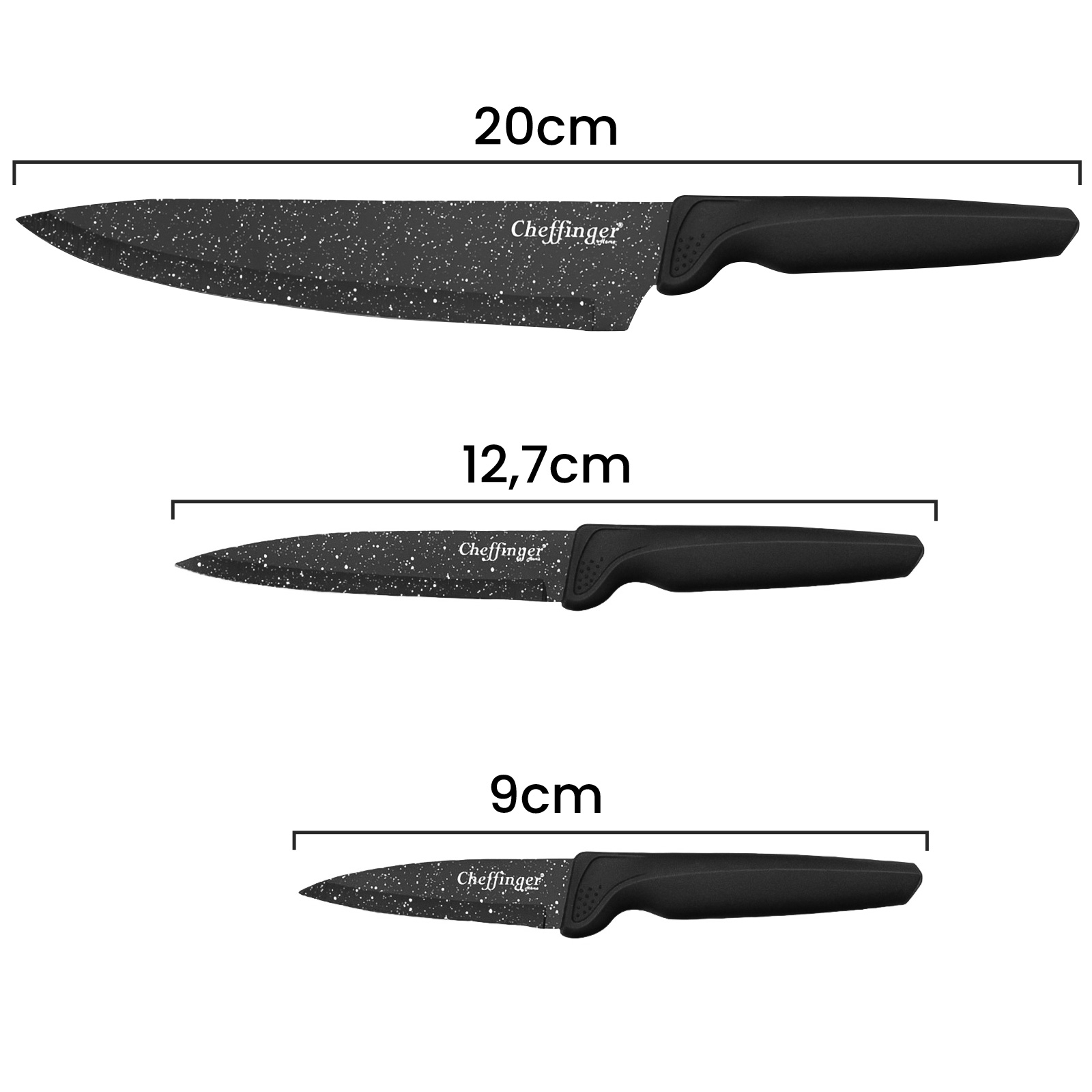 Drei Messer mit schwarzen Griffen und gesprenkelten Klingen. Größen sind 20cm, 12,7cm und 9cm. Die Marke ist Cheffinger.