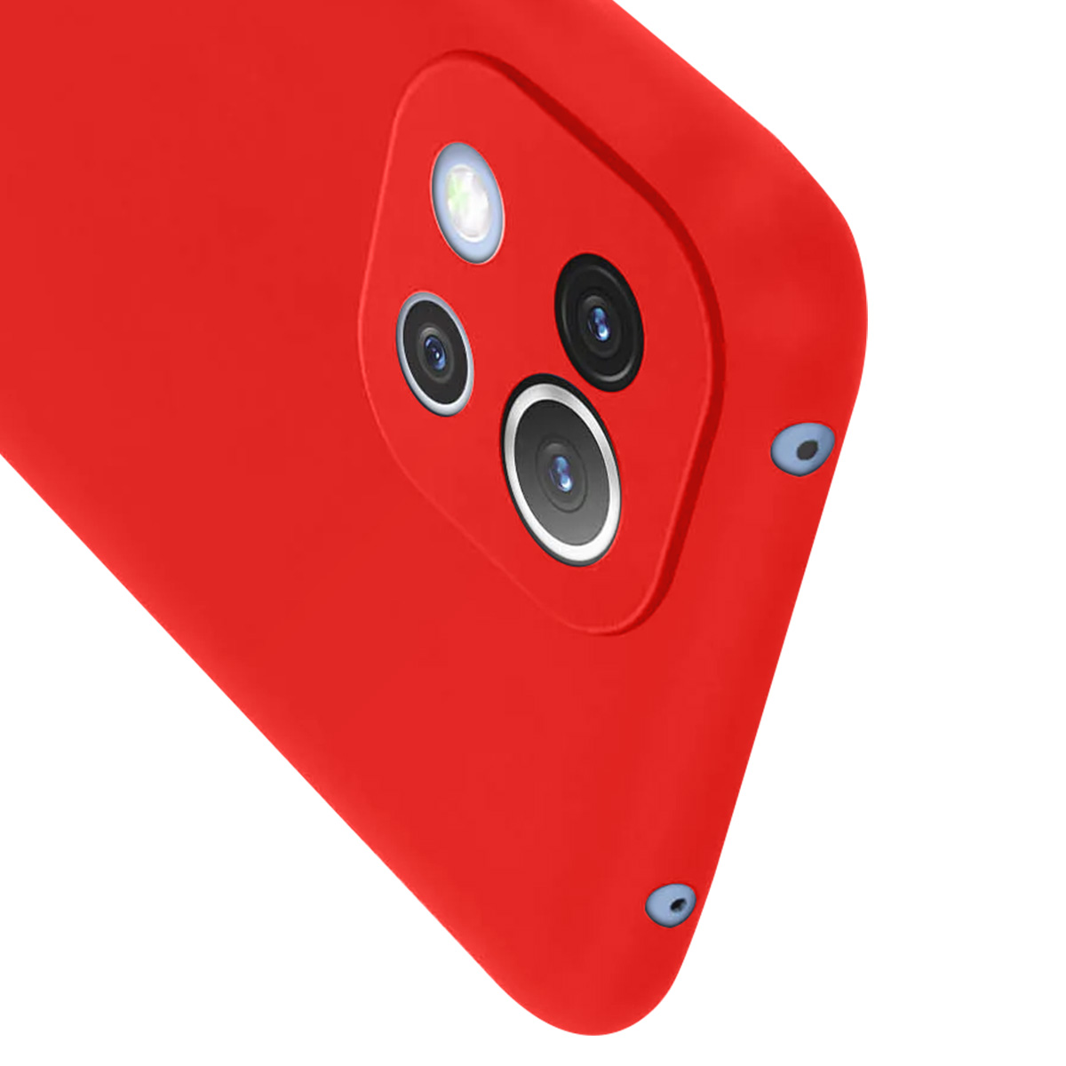 Primo piano di una custodia rossa per telefono con un modulo fotocamera. Il modulo ha diverse lenti e un flash. Due piccole viti blu sono visibili.
