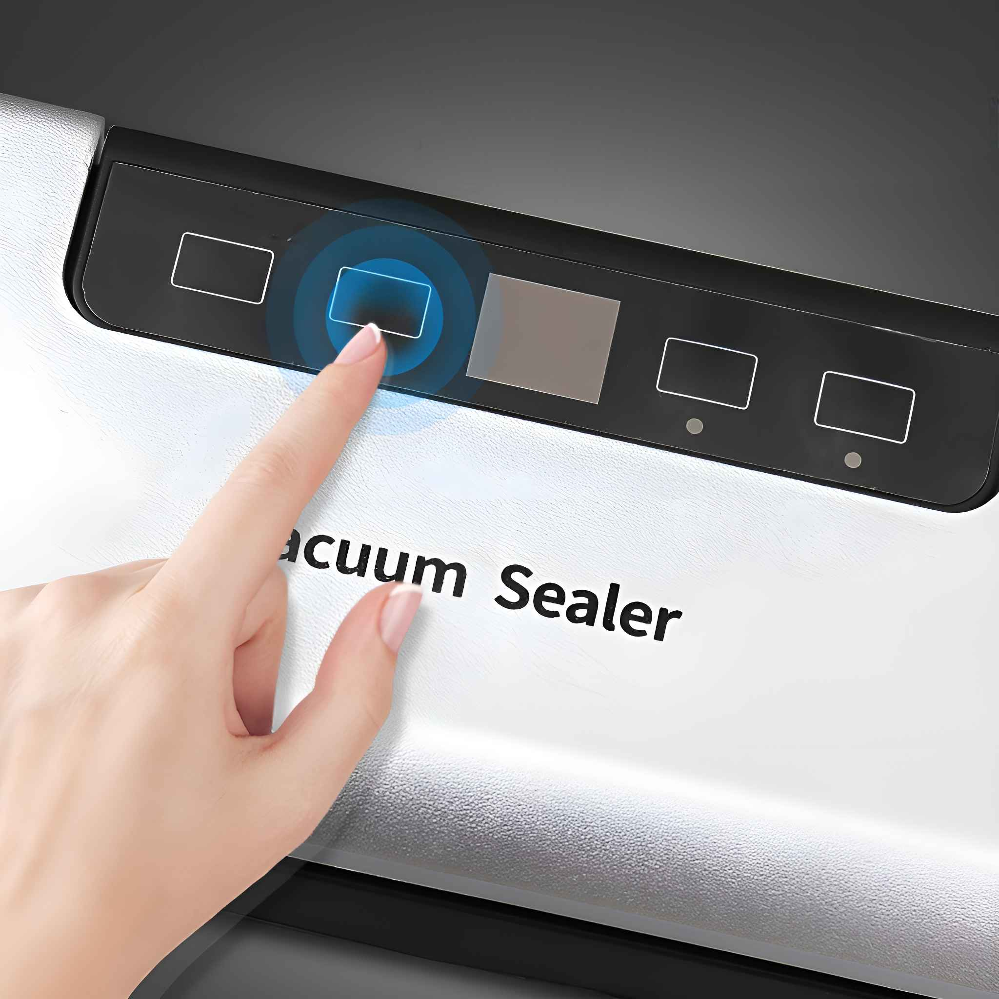 Hand drückt eine Taste auf einem Vakuumiergerät. Die Taste ist mit einem blauen Kreis hervorgehoben. Der Text "cuum Sealer" ist sichtbar.