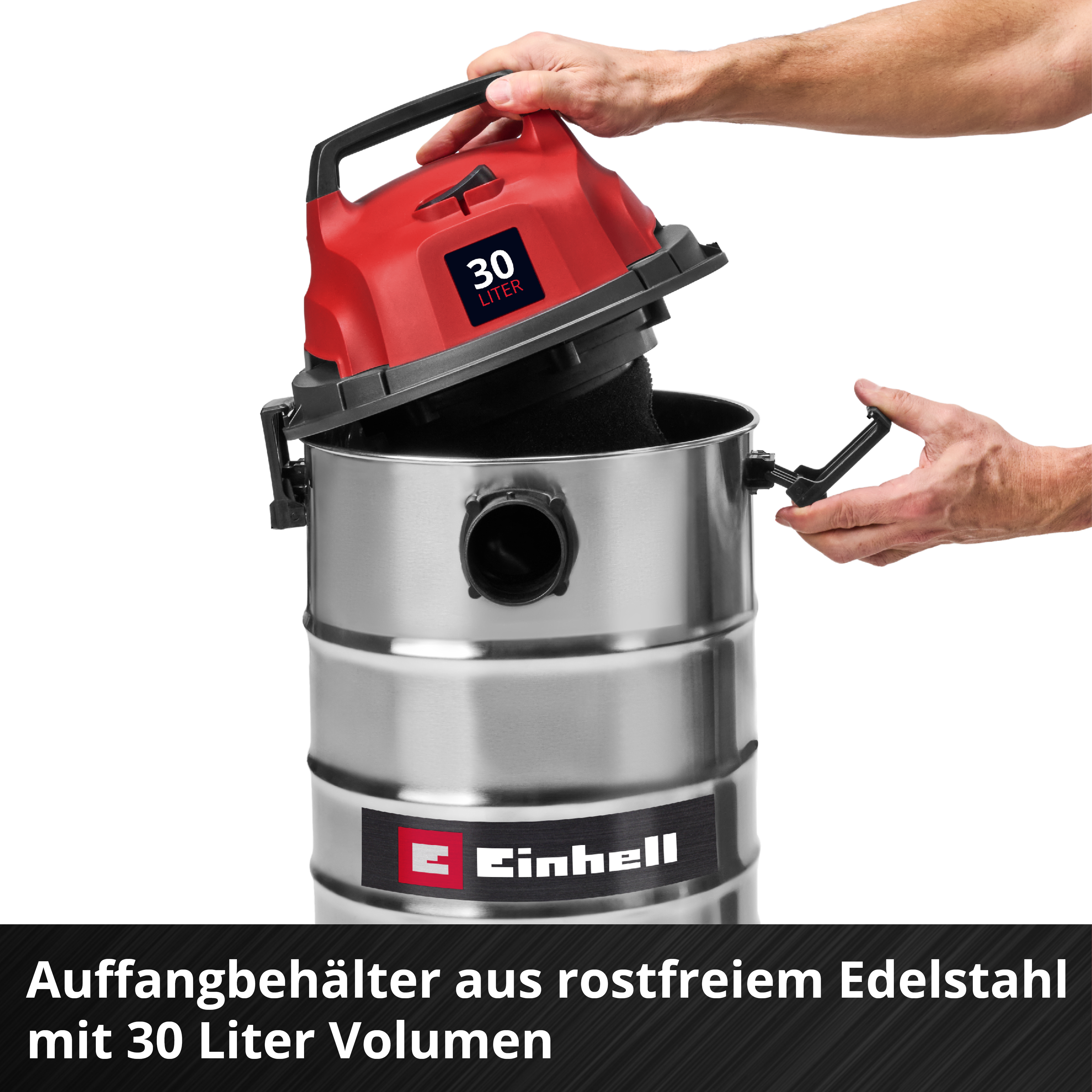 Une personne assemble un aspirateur rouge et noir. Le conteneur est argenté, et le dessus indique '30 Litres'.