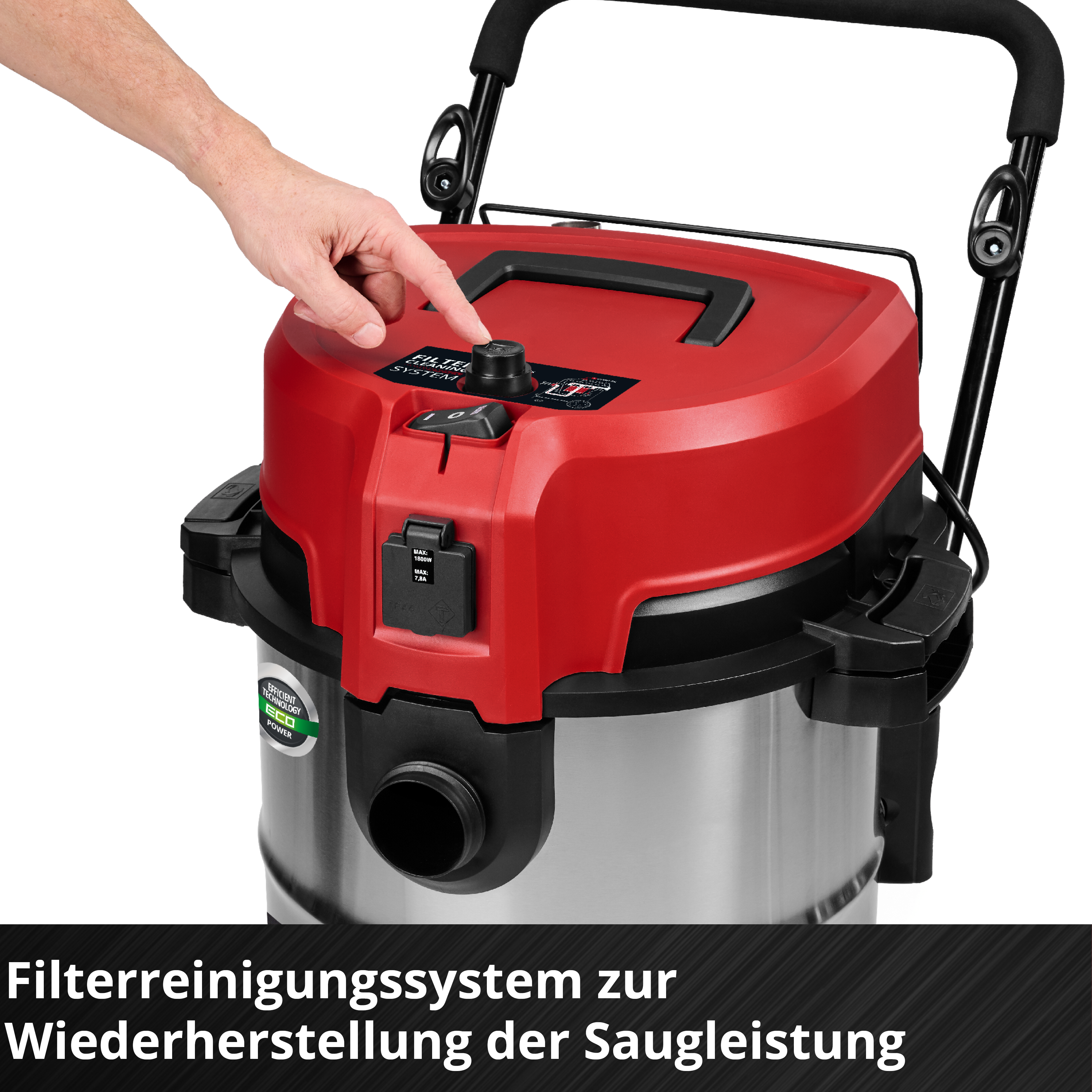 Ein Finger drückt eine Taste an einem rot-schwarzen Staubsauger. Der Staubsauger hat einen silbernen Behälter und einen schwarzen Griff.