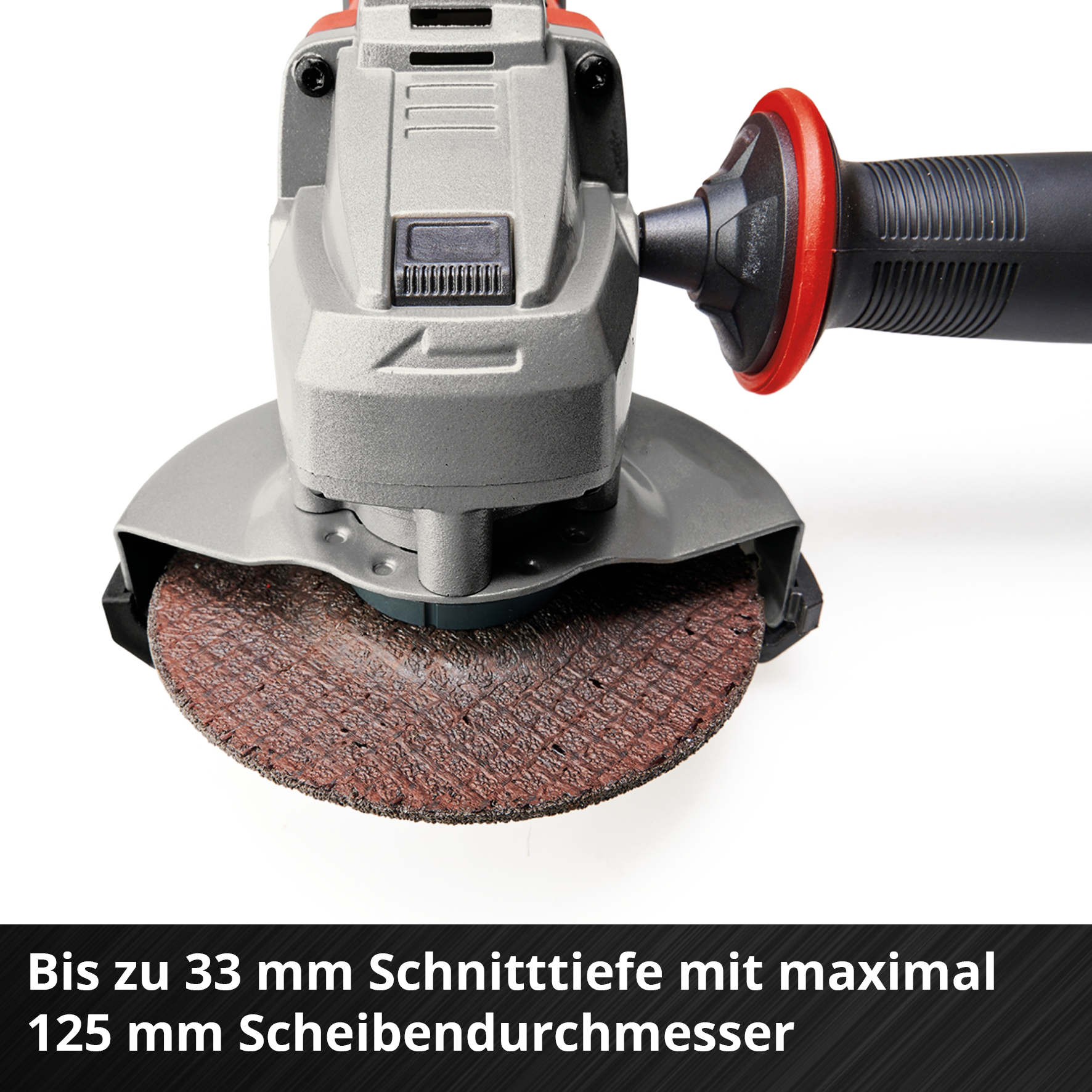 Ein Winkelschleifer mit einer dunkelbraunen Schleifscheibe. Der Griff hat einen roten Ring. Der Text lautet: Bis zu 33 mm Schnitttiefe.