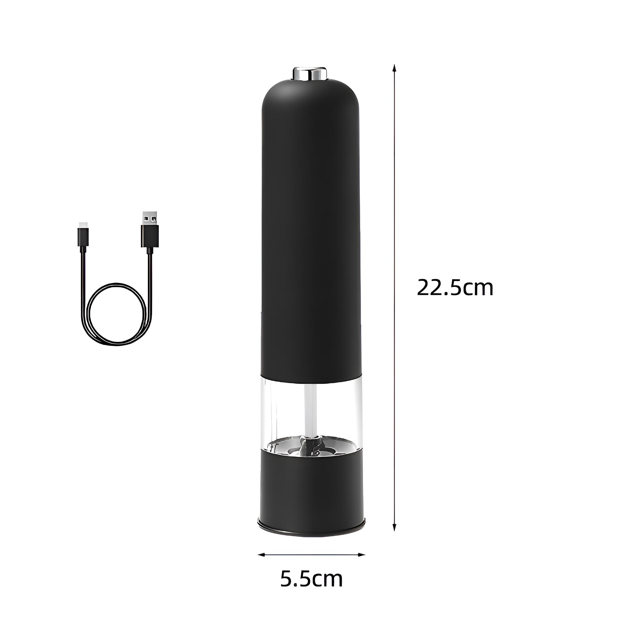 Schwarze elektrische Pfeffermühle mit USB-C-Ladekabel. Abmessungen von 22,5 cm x 5,5 cm werden angezeigt.