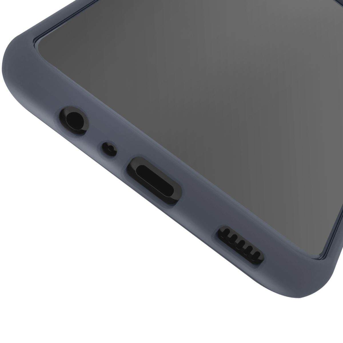 Primo piano di una custodia per telefono blu scuro, che mostra il bordo inferiore con una porta di ricarica, un jack per cuffie e fori per altoparlanti.