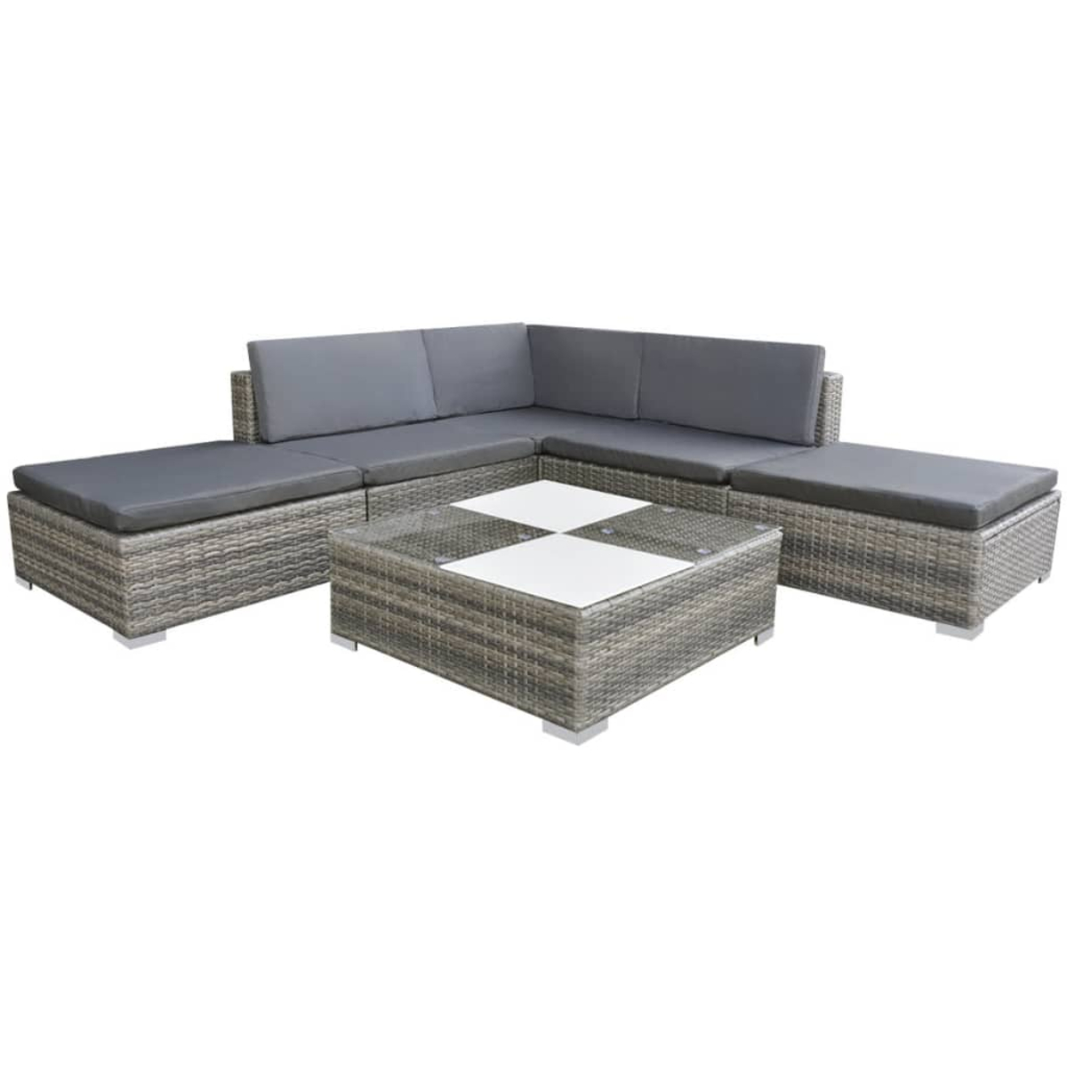 Ein graues Ecksofa aus Korbgeflecht mit Kissen und ein passender Couchtisch mit Glasplatte und weißen Einsätzen werden gezeigt.